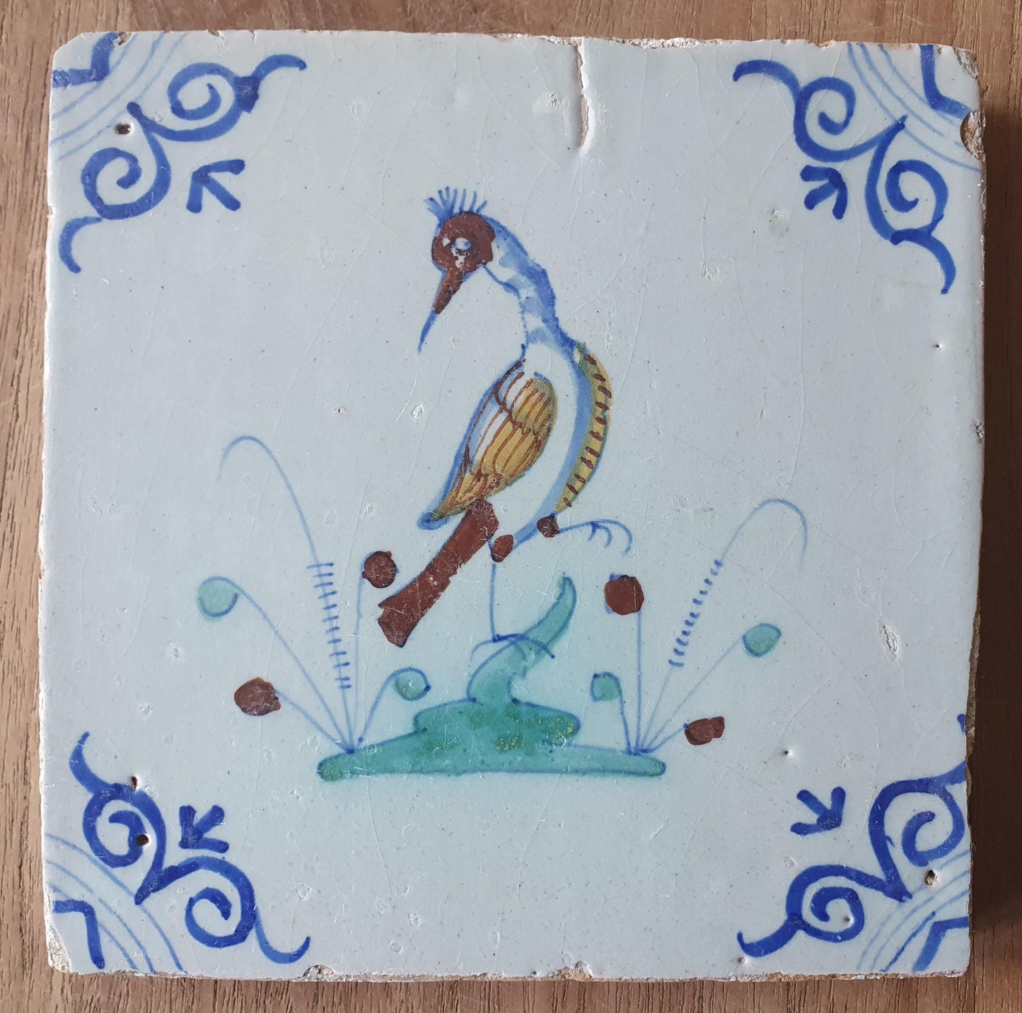 This Delft tile was made aroun 1640 and depicts a Lapwing kind of bird.