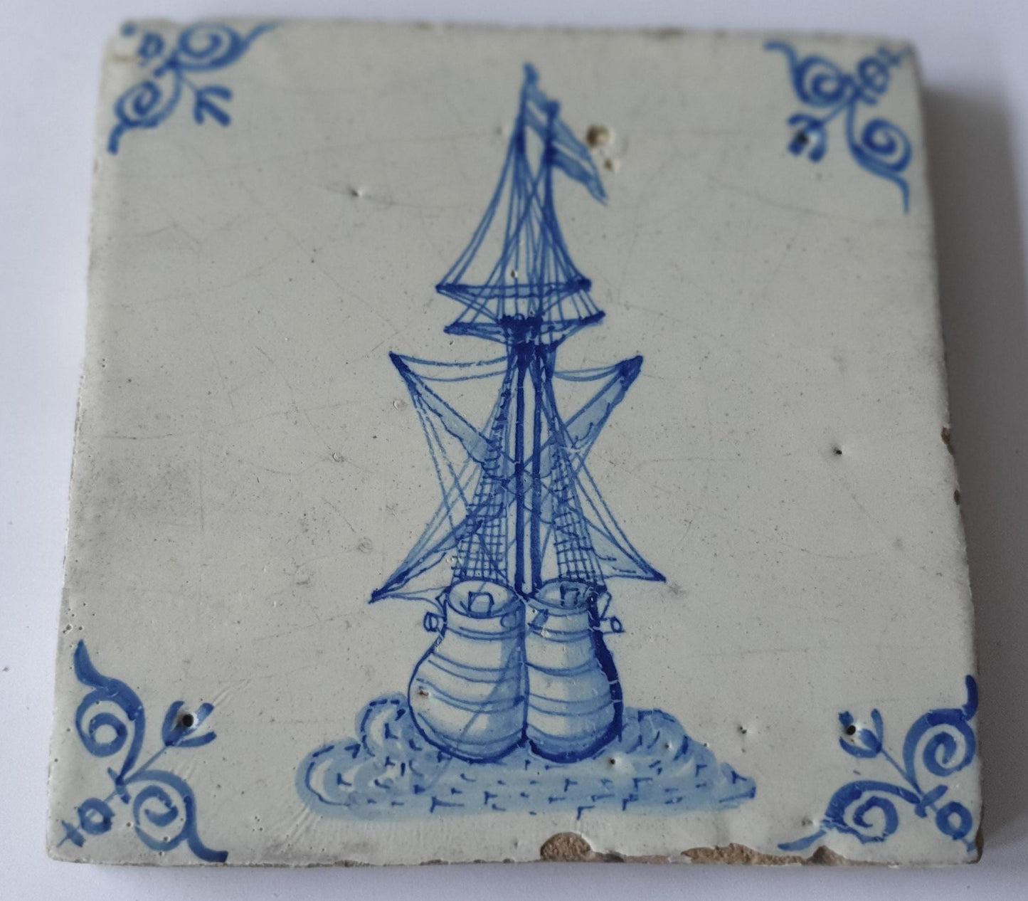 Tegel met een frontaal driemaster schip; antieke Delft Blue Dutch 17e eeuw, verzameltegel, backsplash, fireplace