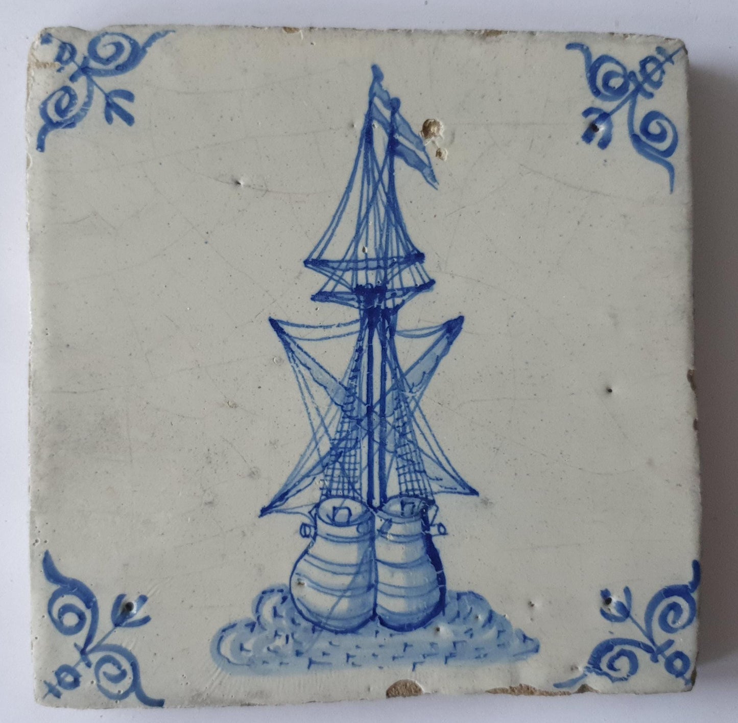 Tegel met een frontaal driemaster schip; antieke Delft Blue Dutch 17e eeuw, verzameltegel, backsplash, fireplace