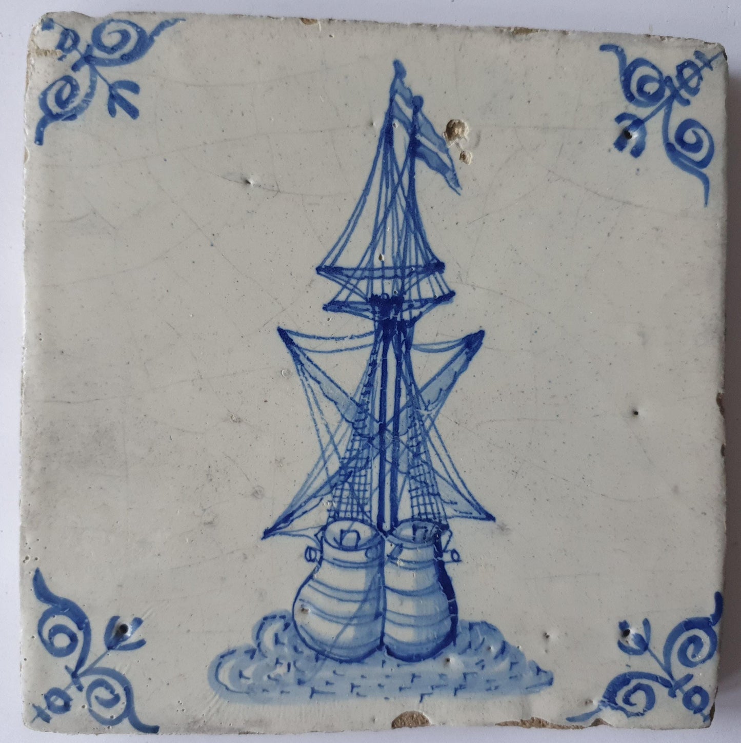 Tegel met een frontaal driemaster schip; antieke Delft Blue Dutch 17e eeuw, verzameltegel, backsplash, fireplace