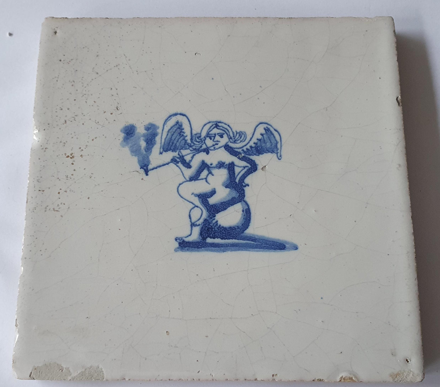 Delftse tegel uit de late 17e eeuw, een pijp rokende Cupido; antieke Delft Blue Dutch 17e eeuw, verzameltegel, backsplash, fireplace