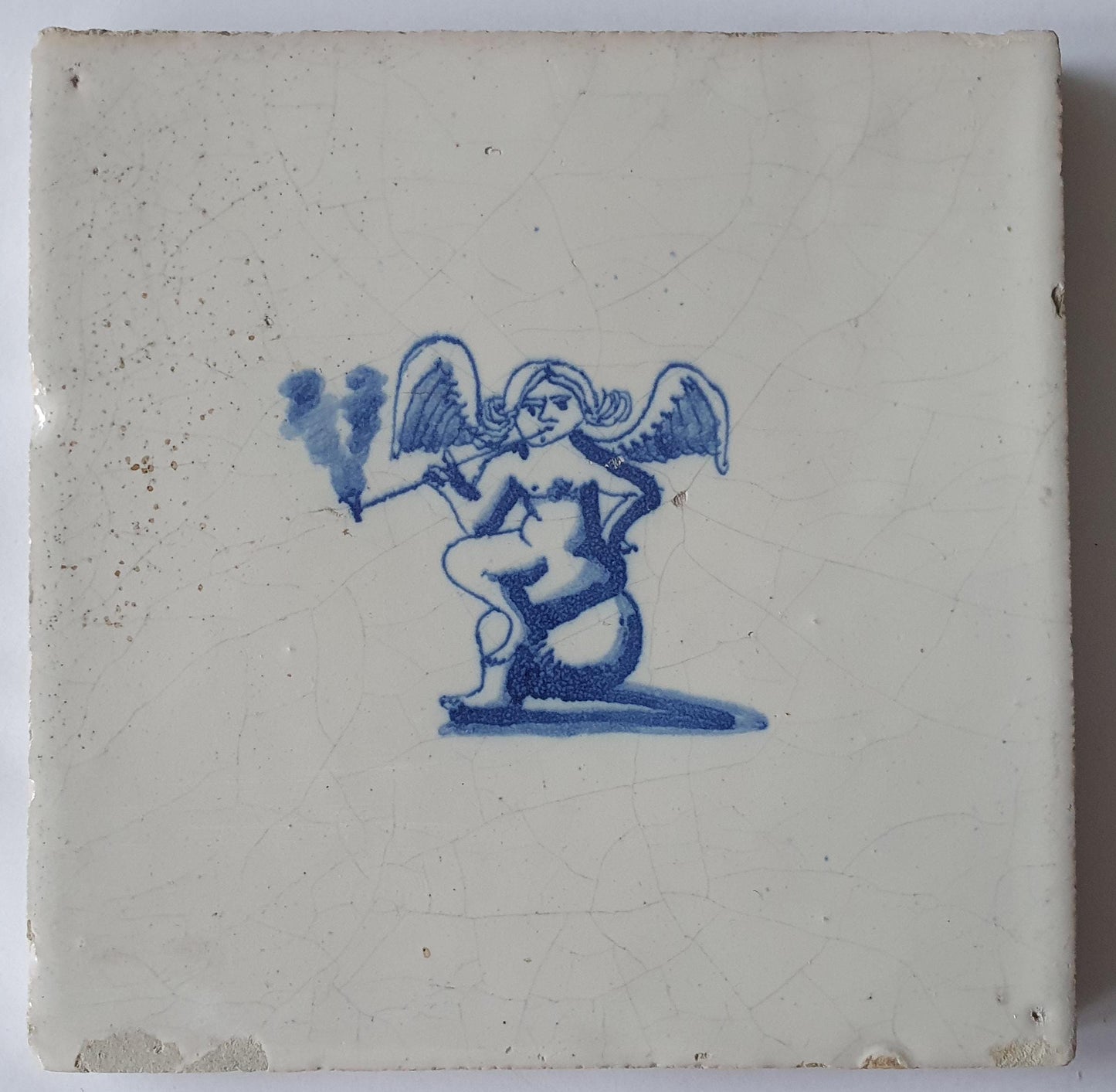 Delftse tegel uit de late 17e eeuw, een pijp rokende Cupido; antieke Delft Blue Dutch 17e eeuw, verzameltegel, backsplash, fireplace