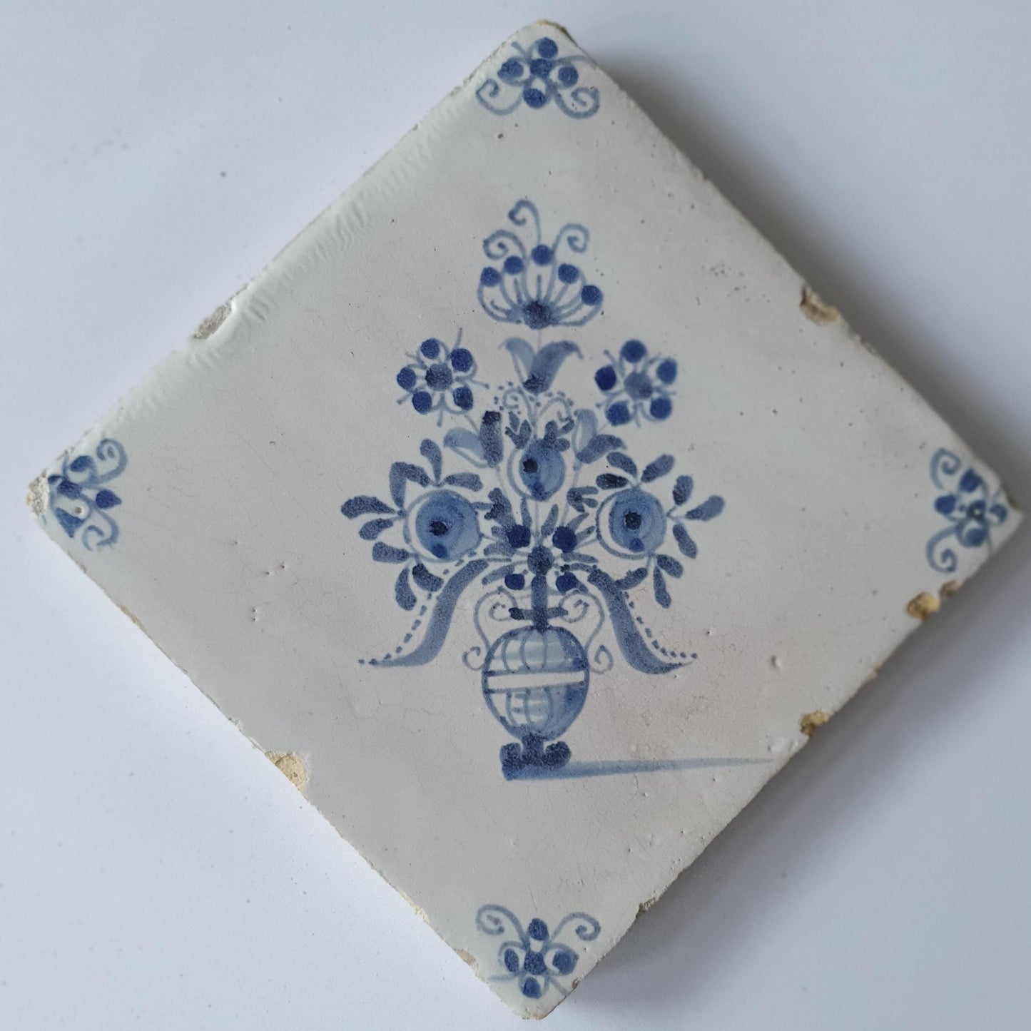 Overhoekse Delftse tegel uit de 17e eeuw,  antieke Delft Blue Dutch 17e eeuw, verzameltegel, backsplash, fireplace