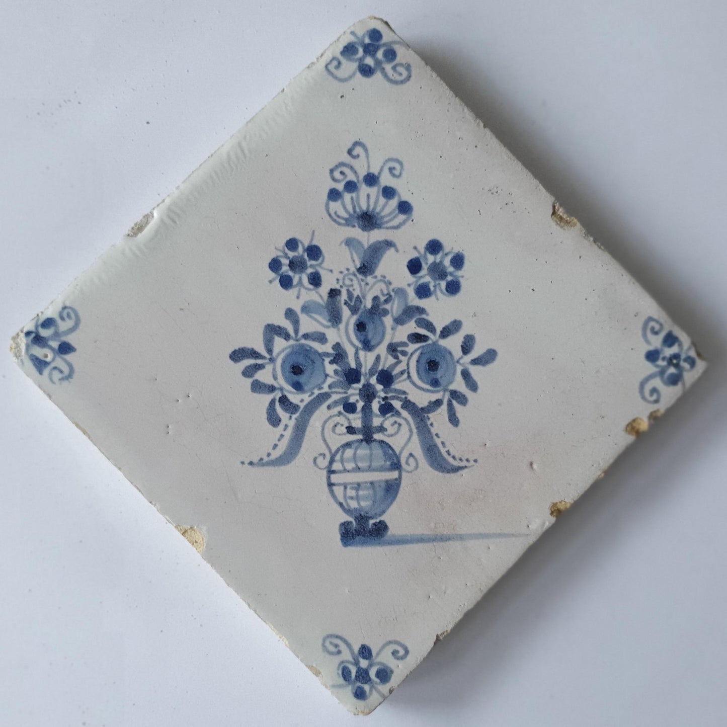 Overhoekse Delftse tegel uit de 17e eeuw,  antieke Delft Blue Dutch 17e eeuw, verzameltegel, backsplash, fireplace
