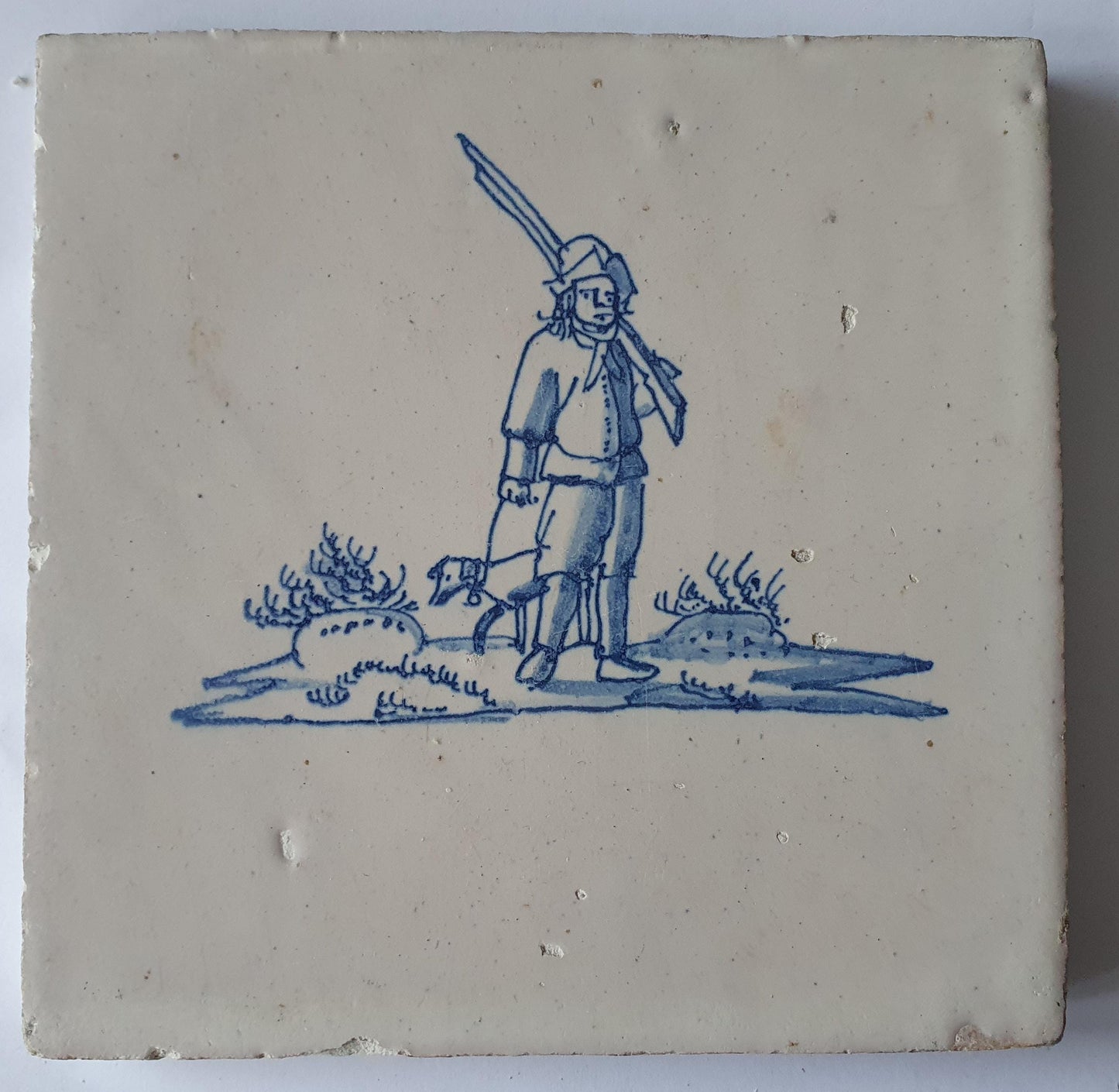 Delftse tegel uit de late 17e eeuw, een jager met hond; antieke Delft Blue Dutch 17e eeuw, verzameltegel, backsplash, fireplace