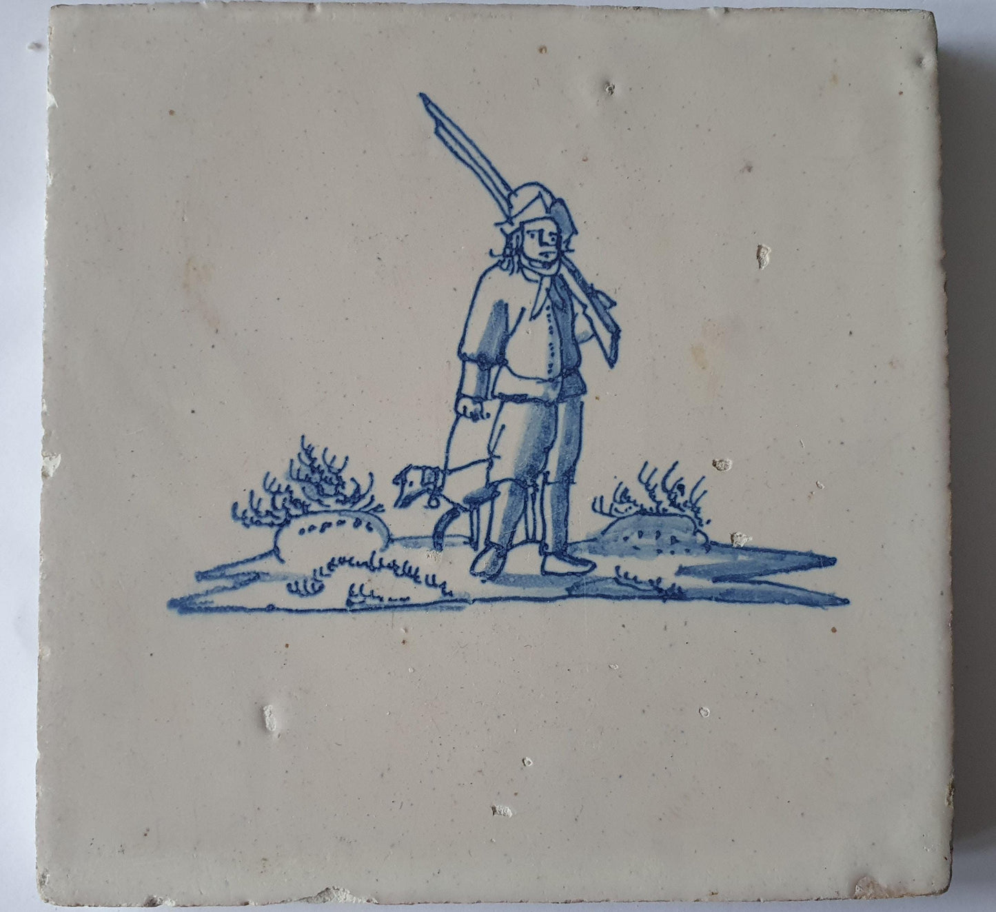 Delftse tegel uit de late 17e eeuw, een jager met hond; antieke Delft Blue Dutch 17e eeuw, verzameltegel, backsplash, fireplace