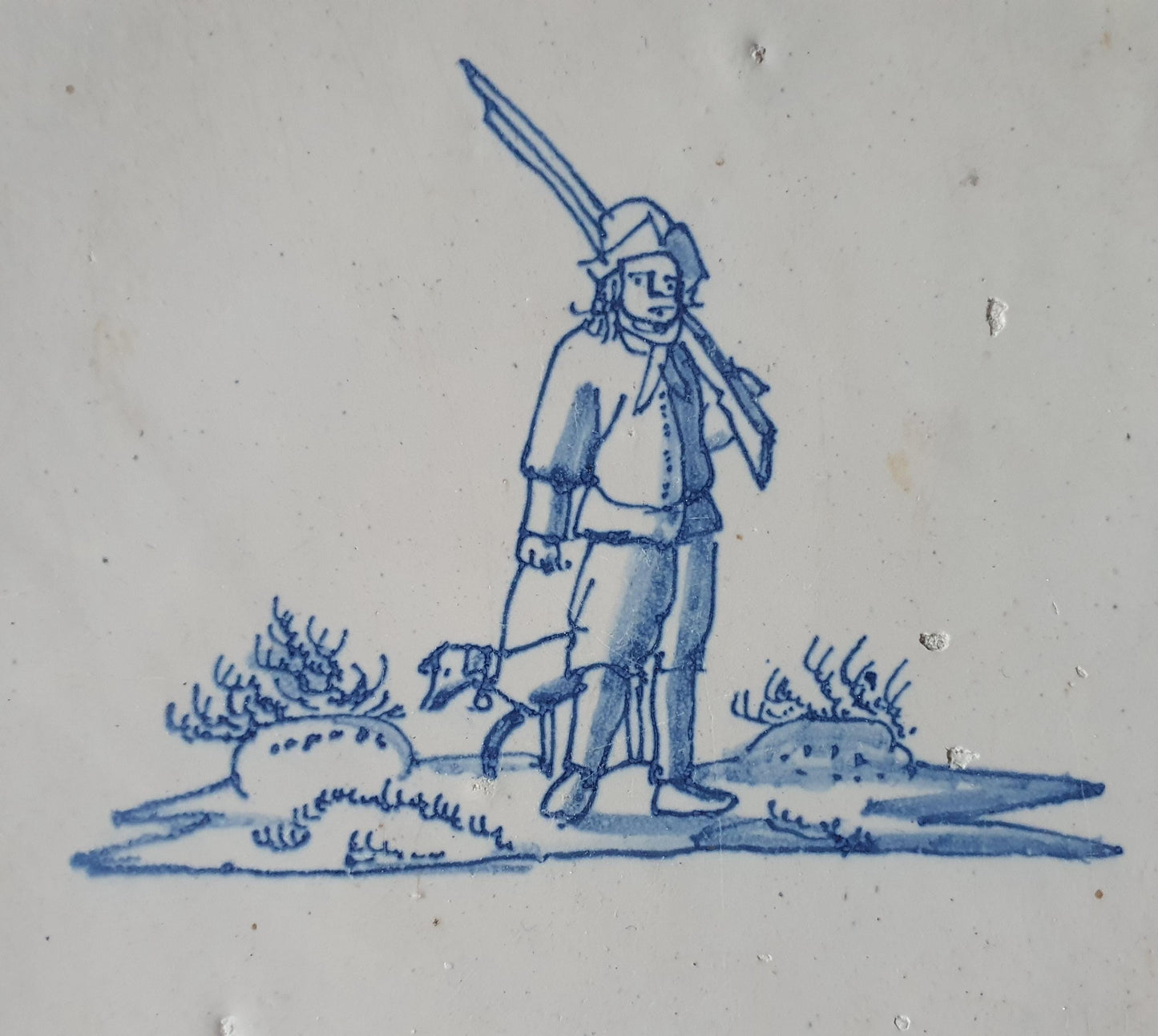 Delftse tegel uit de late 17e eeuw, een jager met hond; antieke Delft Blue Dutch 17e eeuw, verzameltegel, backsplash, fireplace