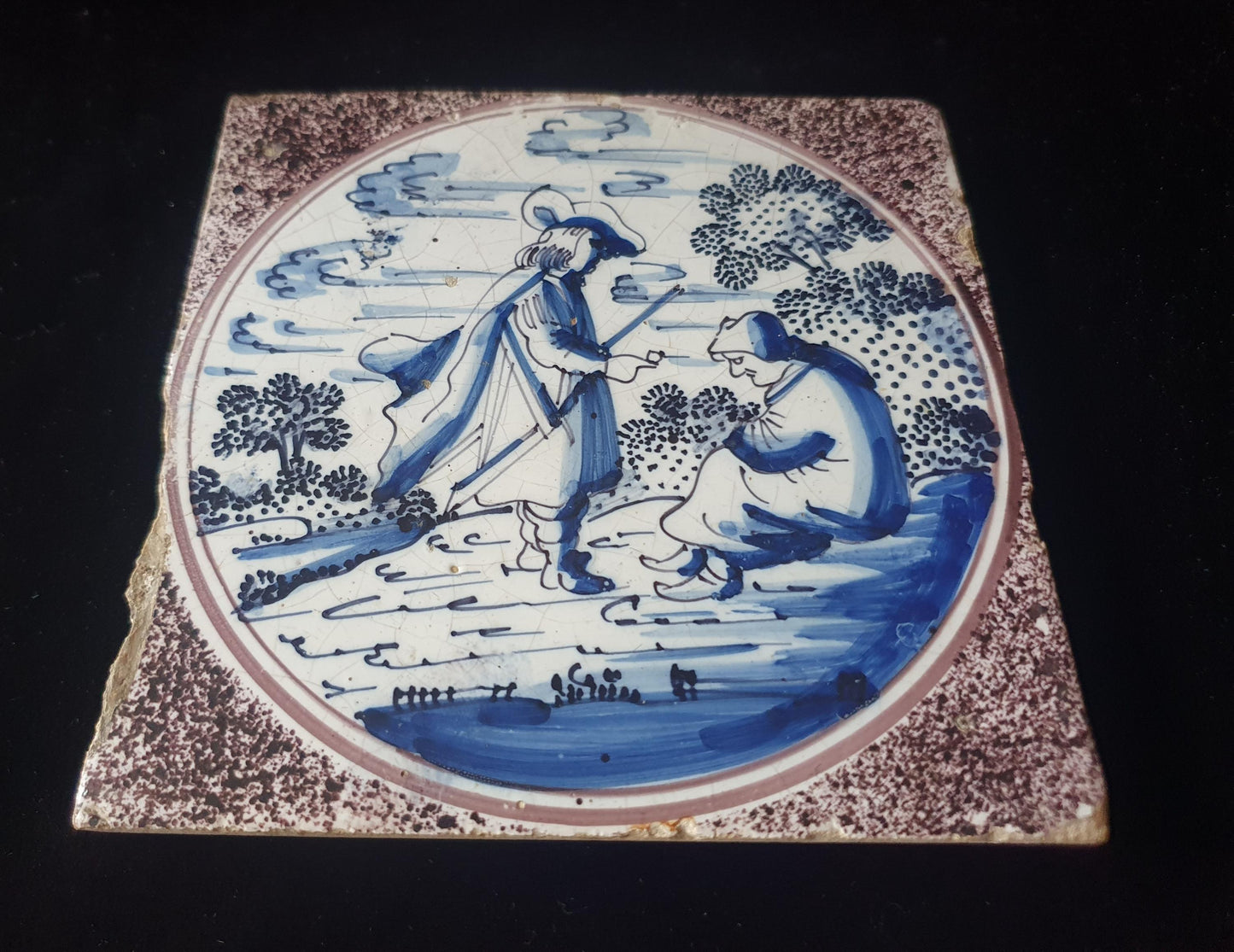 Antieke Delftse tegel op gesprenkeld fond, Juda en Tamar; Dutch 17e eeuw, verzameltegel, backsplash, fireplace, mangaan sprenkeltechniek.