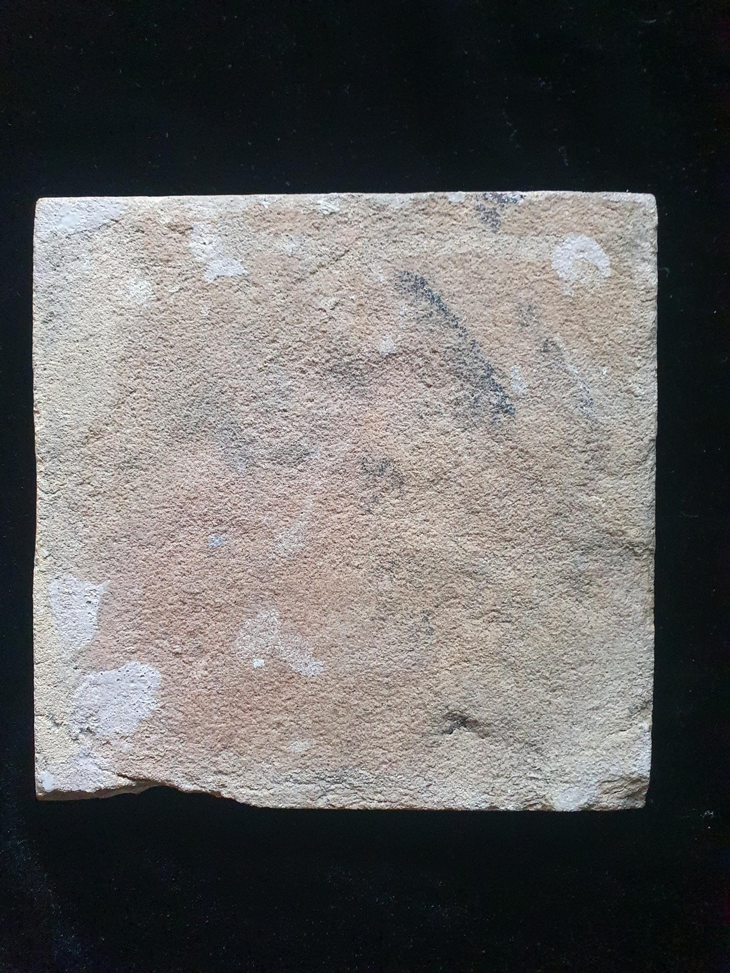 Antieke Delftse tegel op gesprenkeld fond, Juda en Tamar; Dutch 17e eeuw, verzameltegel, backsplash, fireplace, mangaan sprenkeltechniek.