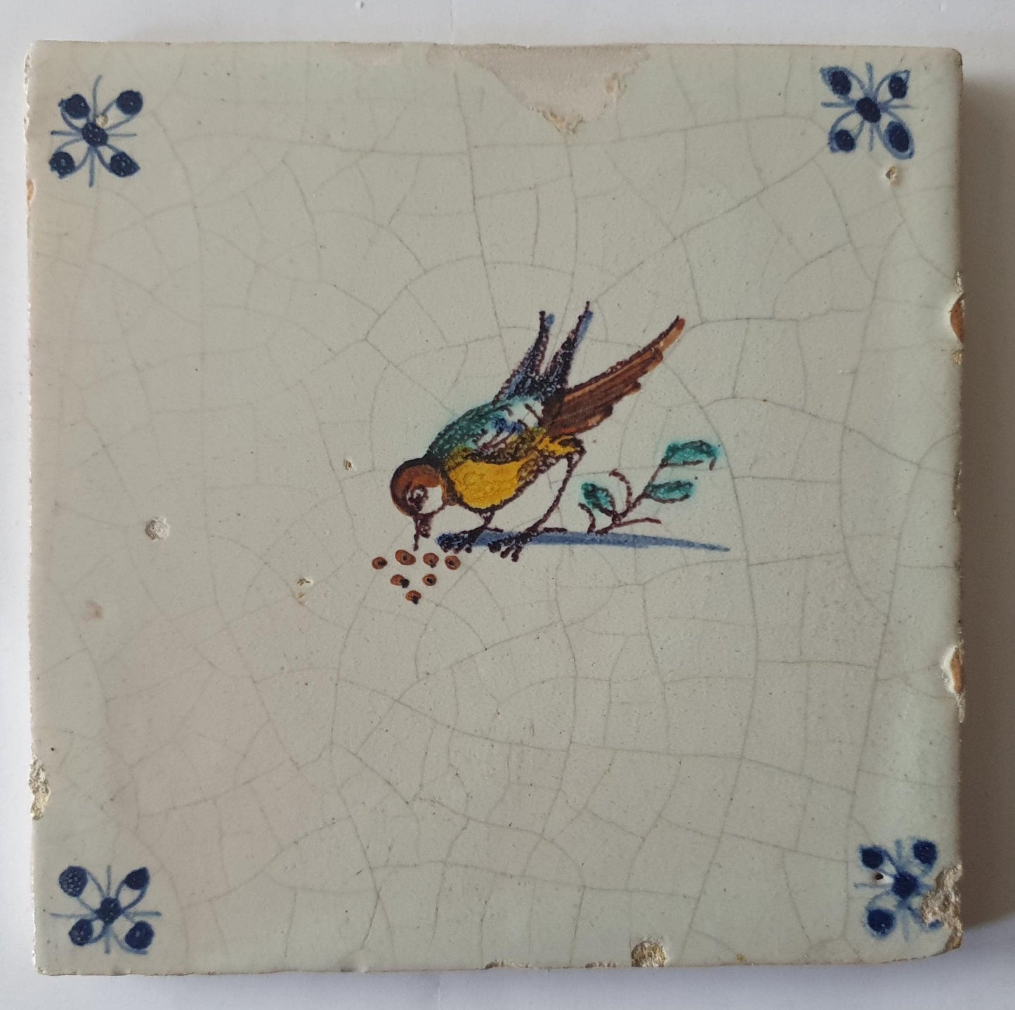 Delftse tegel met een pikkende  vogel, polychroom; antieke Delft Blue Dutch 17e eeuw, verzameltegel, backsplash, fireplace
