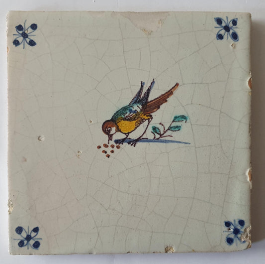 Delftse tegel met een pikkende  vogel, polychroom; antieke Delft Blue Dutch 17e eeuw, verzameltegel, backsplash, fireplace