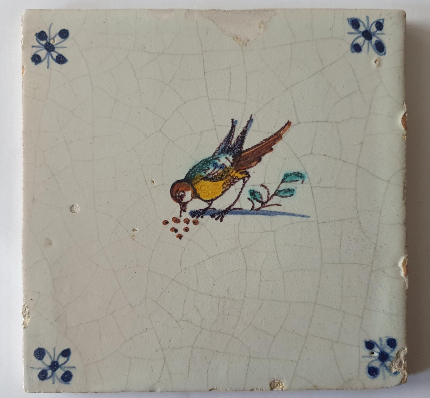 Delftse tegel met een pikkende  vogel, polychroom; antieke Delft Blue Dutch 17e eeuw, verzameltegel, backsplash, fireplace