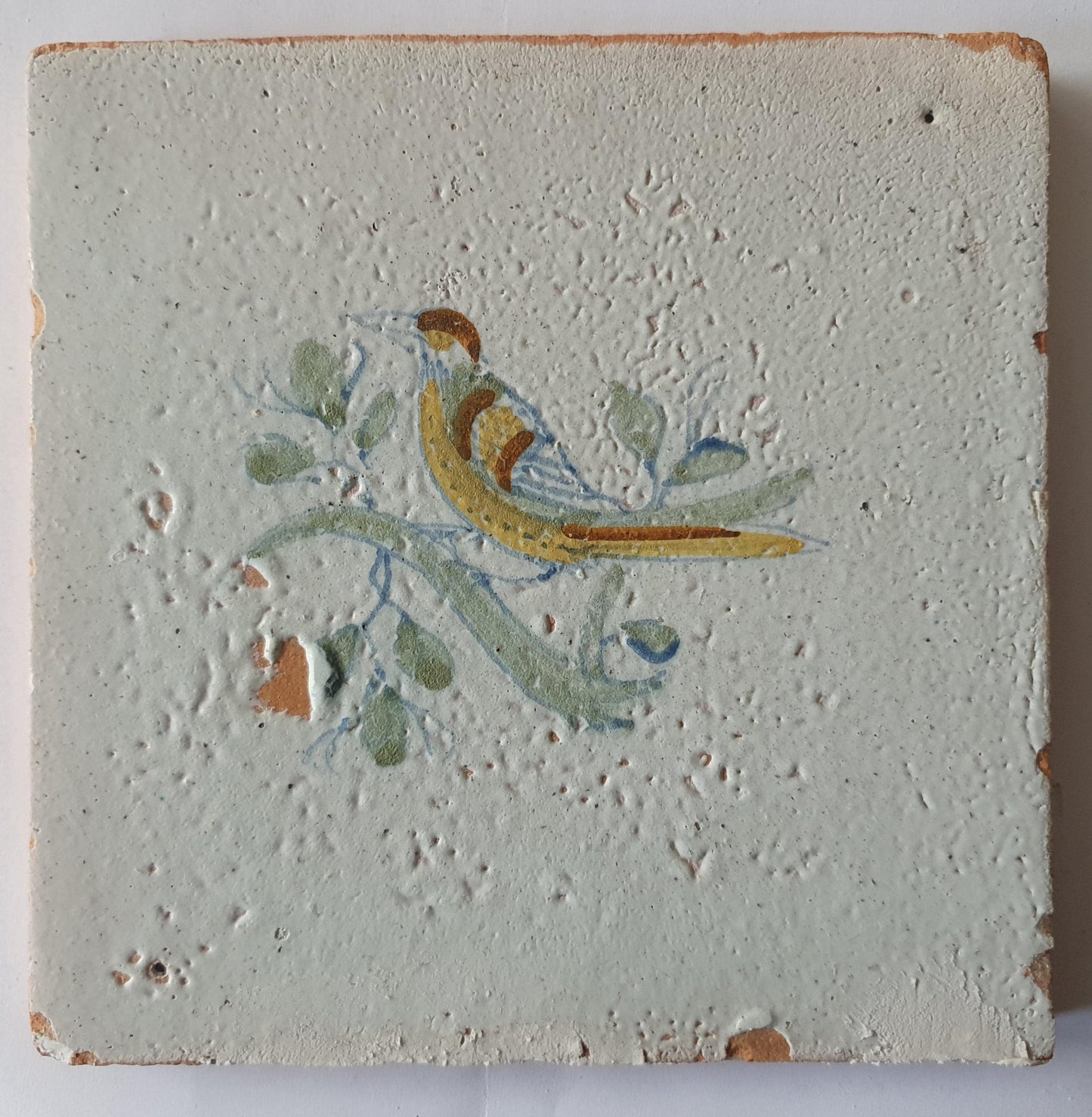 Delftse tegel met een vogel op een tak, polychroom; antieke Delft Blue Dutch 17e eeuw, verzameltegel, backsplash, fireplace