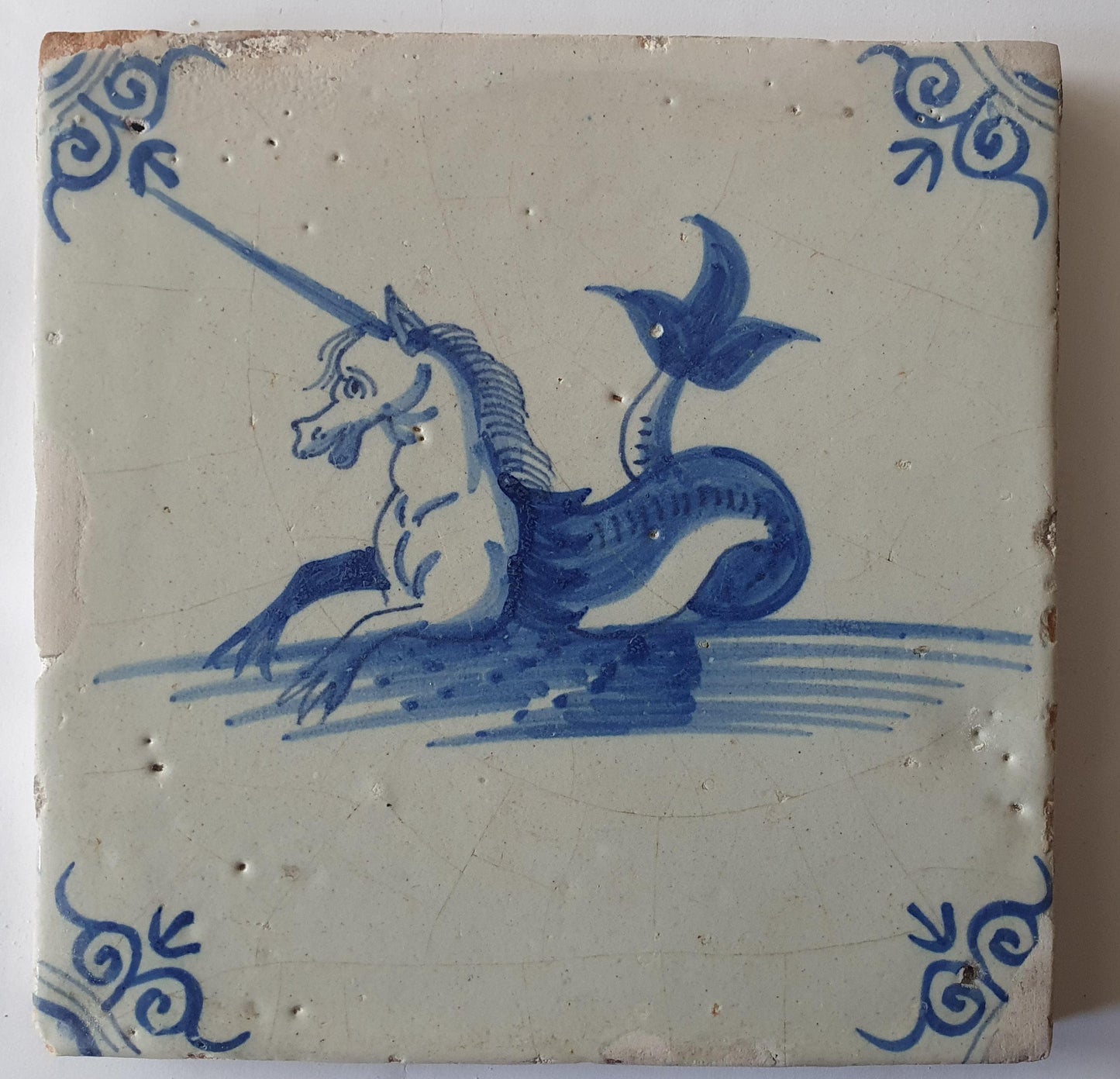 Delftse tegel met een eenhoorn, zeewezen, mythisch dier; antieke Delft Blue Dutch 17e eeuw, verzameltegel, backsplash, fireplace