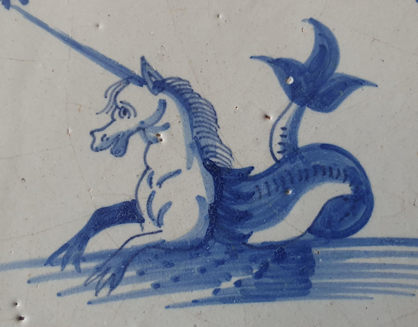 Delftse tegel met een eenhoorn, zeewezen, mythisch dier; antieke Delft Blue Dutch 17e eeuw, verzameltegel, backsplash, fireplace