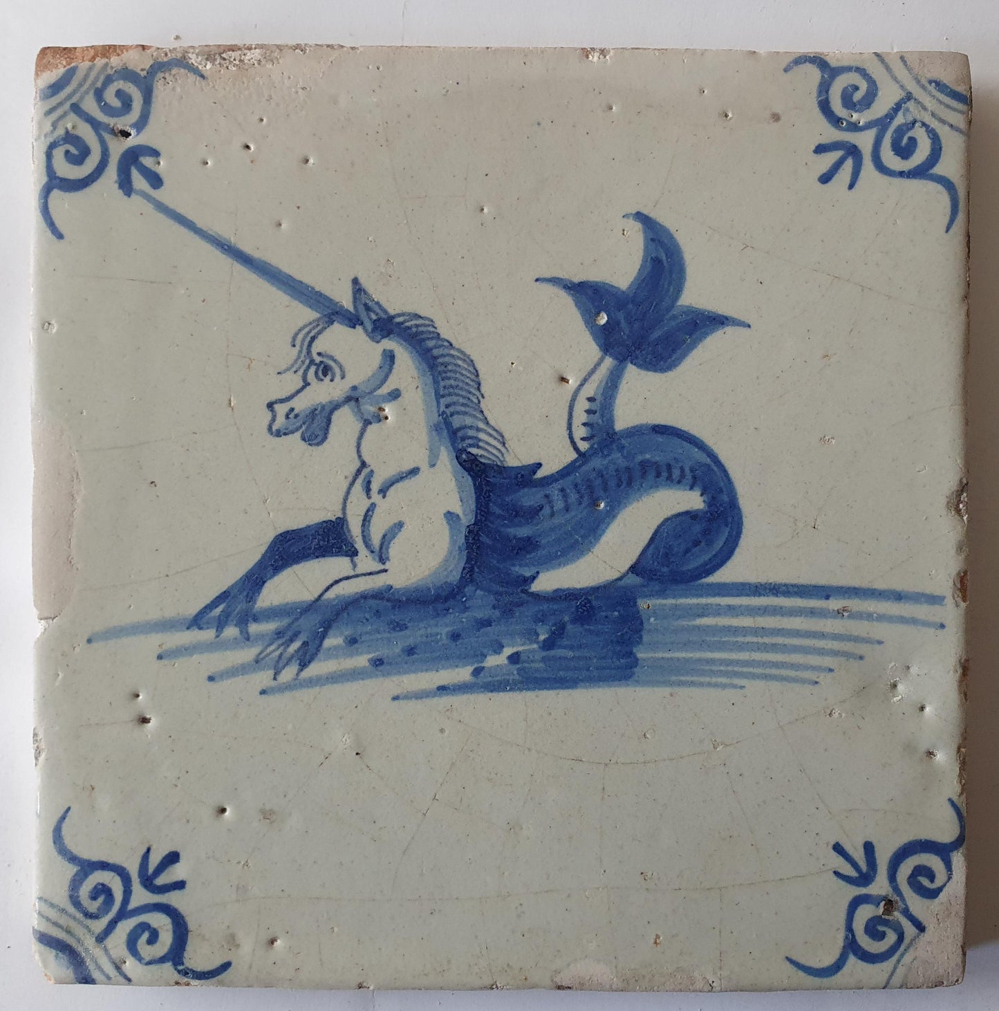 Delftse tegel met een eenhoorn, zeewezen, mythisch dier; antieke Delft Blue Dutch 17e eeuw, verzameltegel, backsplash, fireplace