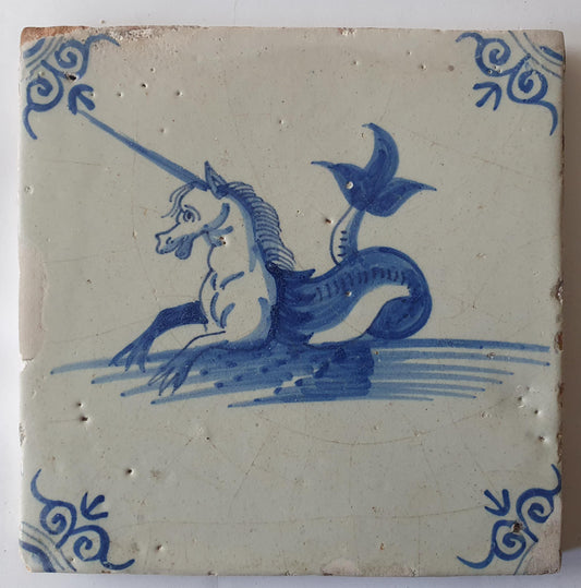 Delftse tegel met een eenhoorn, zeewezen, mythisch dier; antieke Delft Blue Dutch 17e eeuw, verzameltegel, backsplash, fireplace
