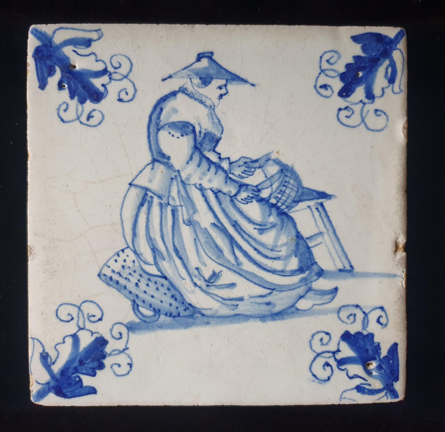 Delftse tegel met toont een marktvrouw met een mes in haar hand; antieke Delft Blue Dutch 17e eeuw, verzameltegel, backsplash, fireplace