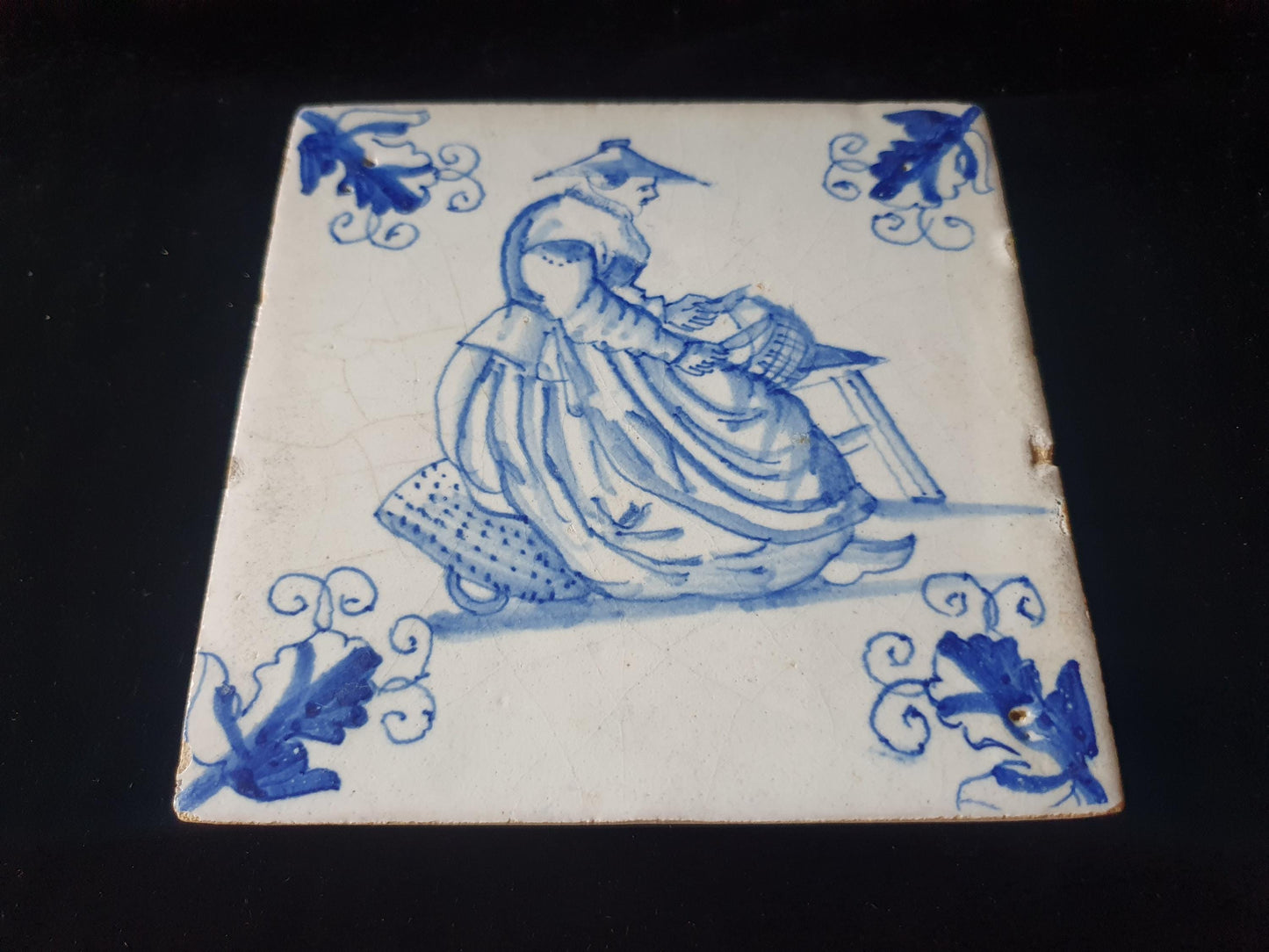 Delftse tegel met toont een marktvrouw met een mes in haar hand; antieke Delft Blue Dutch 17e eeuw, verzameltegel, backsplash, fireplace
