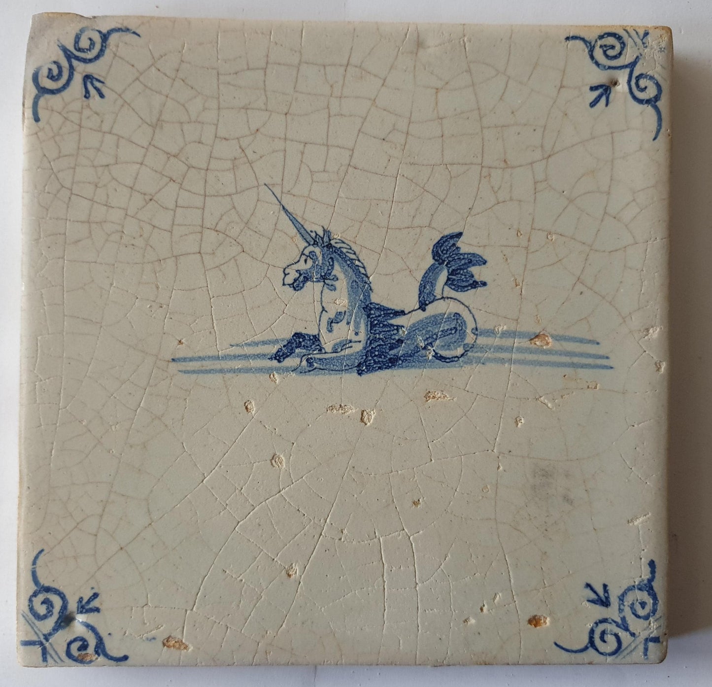 Delftse tegel met een eenhoorn, zeewezen, mythisch dier; antieke Delft Blue Dutch 17e eeuw, verzameltegel, backsplash, fireplace