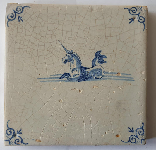 Delftse tegel met een eenhoorn, zeewezen, mythisch dier; antieke Delft Blue Dutch 17e eeuw, verzameltegel, backsplash, fireplace