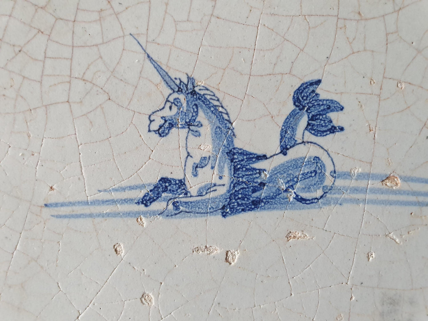 Delftse tegel met een eenhoorn, zeewezen, mythisch dier; antieke Delft Blue Dutch 17e eeuw, verzameltegel, backsplash, fireplace