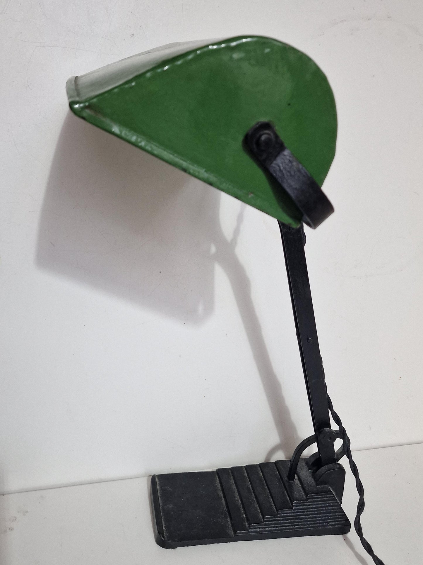 desklamp Art Deco notarislamp bankierslamp, emaille trapezevoet