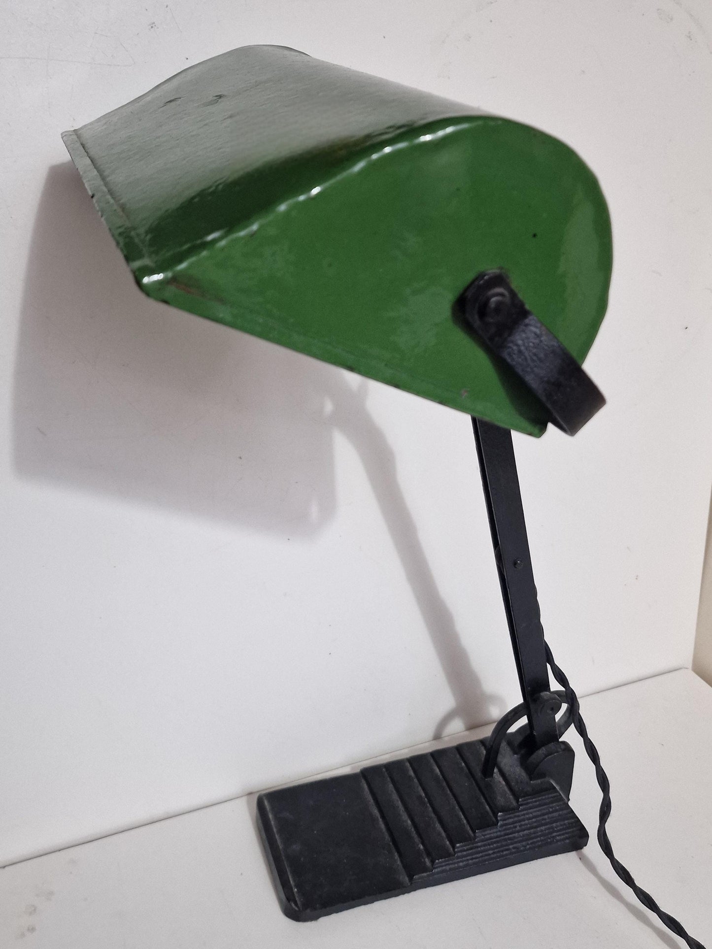 desklamp Art Deco notarislamp bankierslamp, emaille trapezevoet