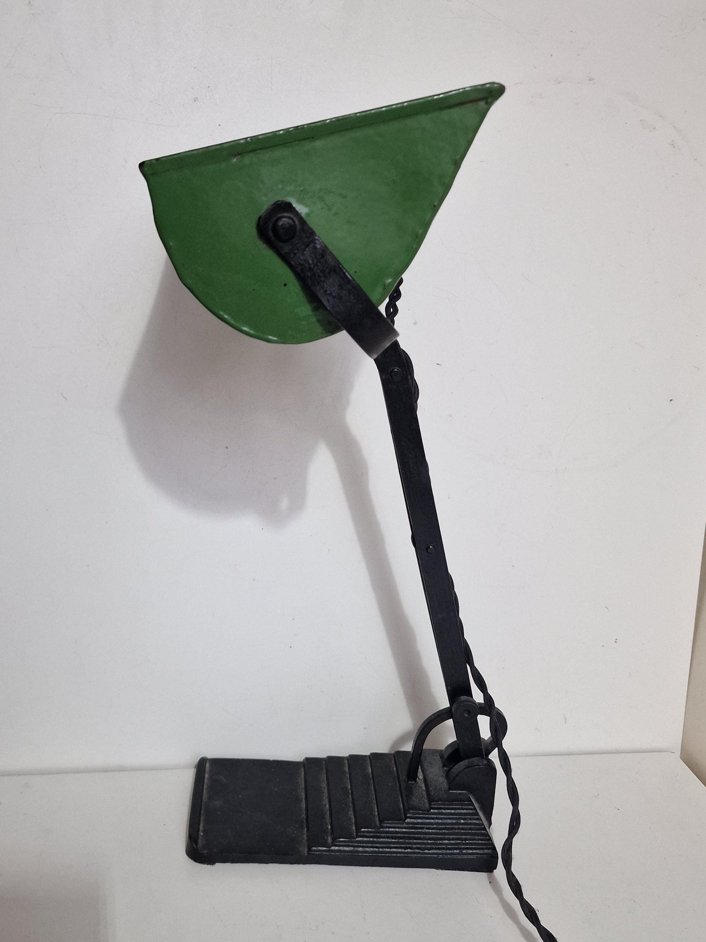 desklamp Art Deco notarislamp bankierslamp, emaille trapezevoet
