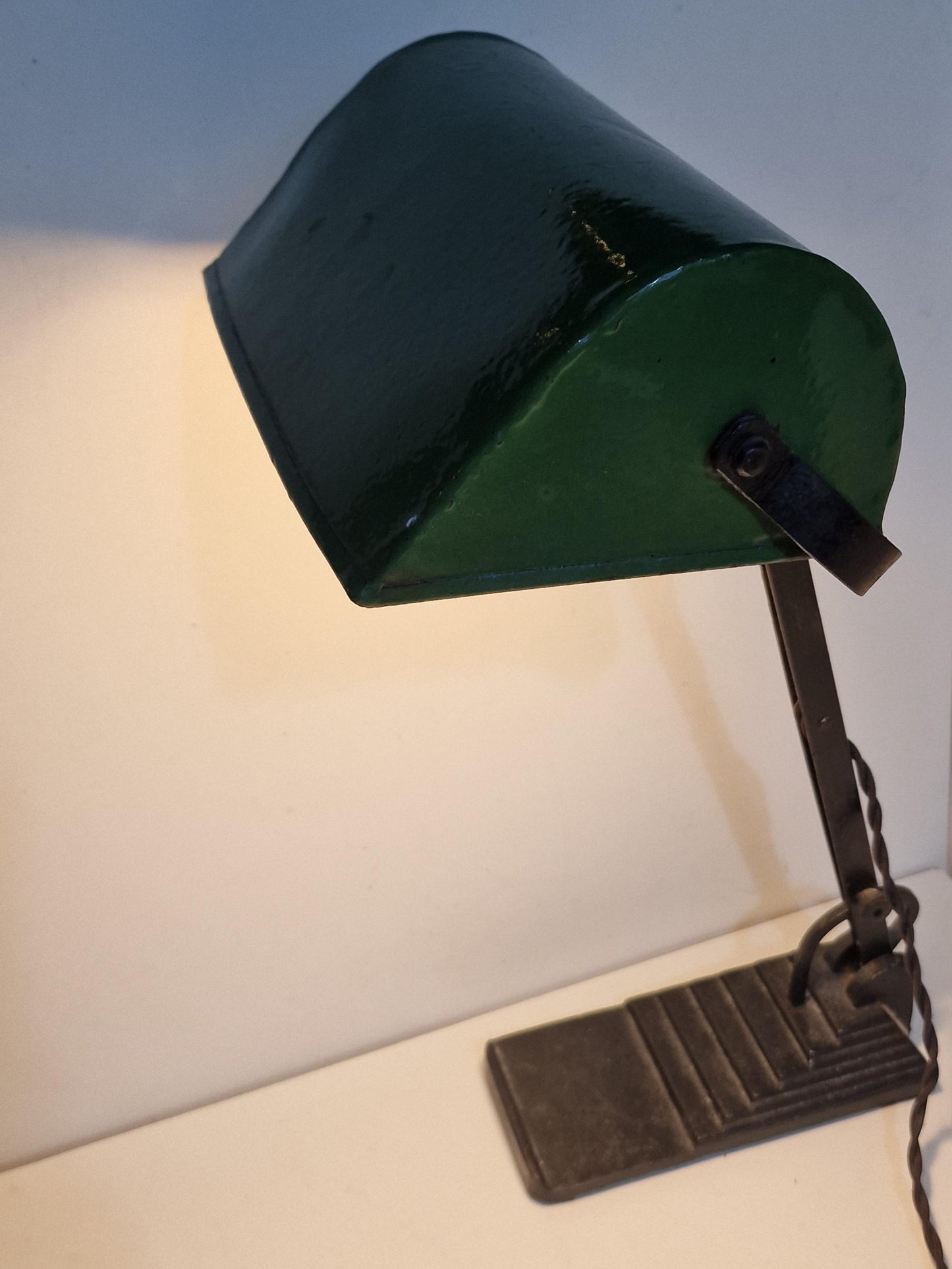 desklamp Art Deco notarislamp bankierslamp, emaille trapezevoet