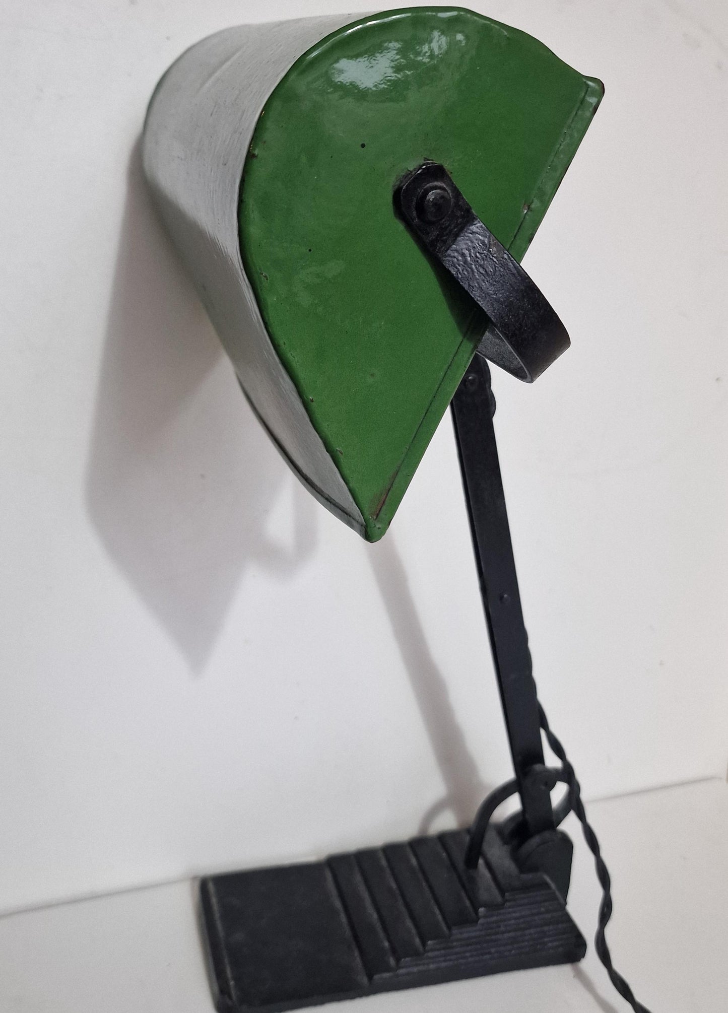 desklamp Art Deco notarislamp bankierslamp, emaille trapezevoet