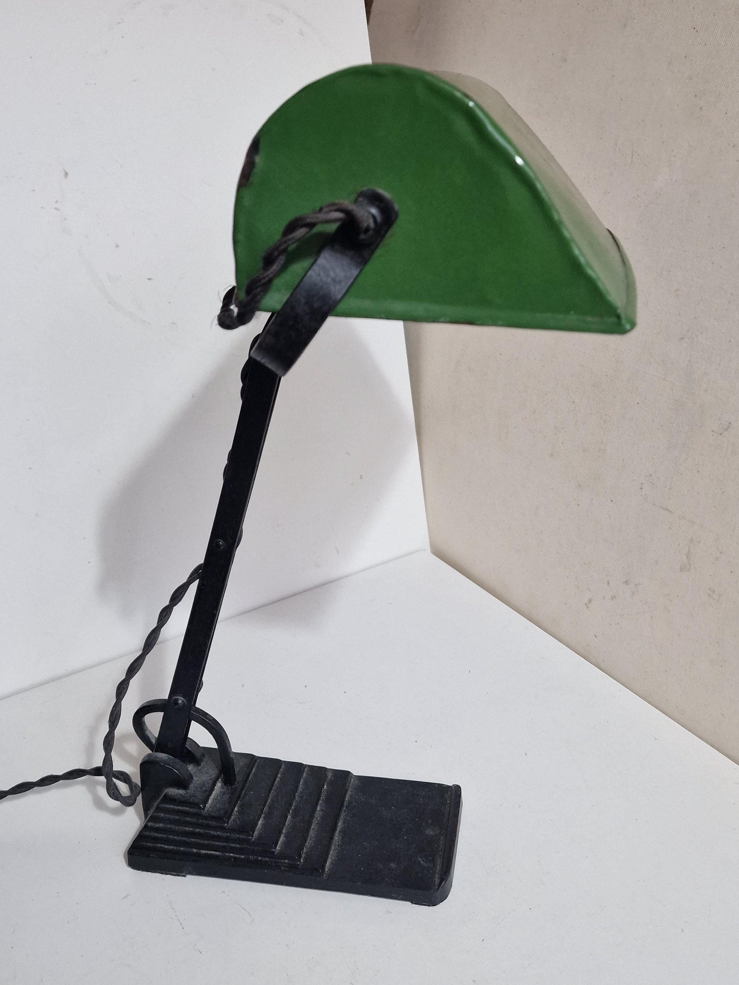 desklamp Art Deco notarislamp bankierslamp, emaille trapezevoet