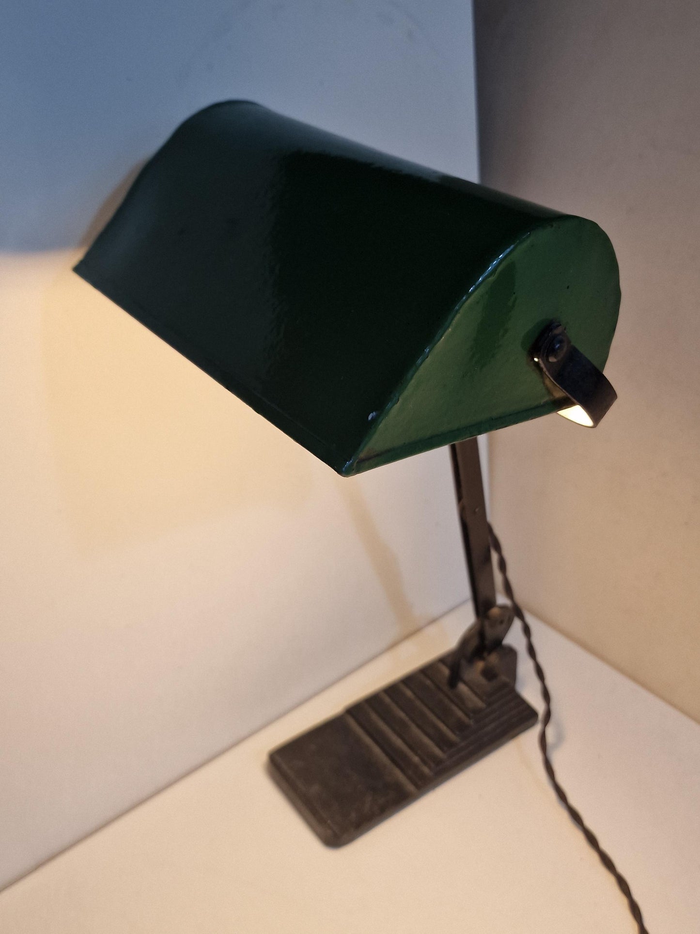 desklamp Art Deco notarislamp bankierslamp, emaille trapezevoet
