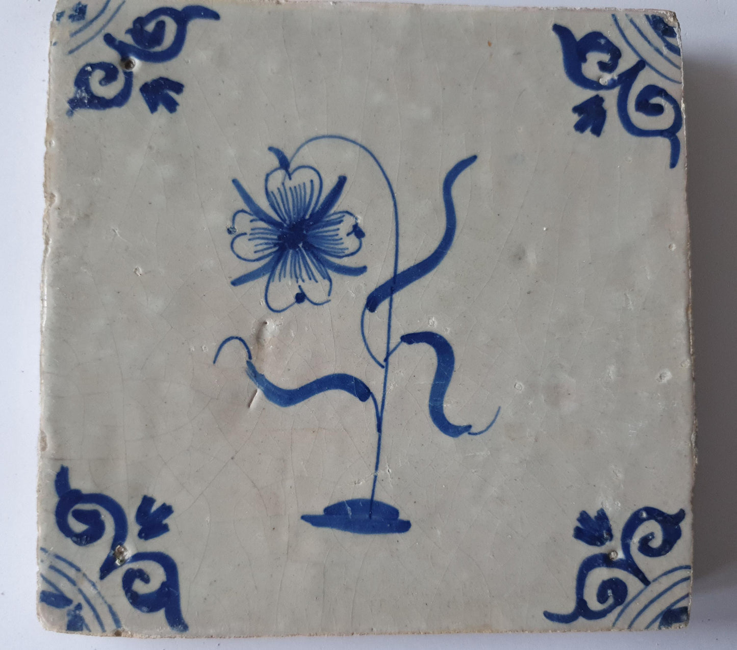 Deze  Delftse tegel toont een fraai geschilderde bloem en het blauw,  antieke Delft Blue Dutch 17e eeuw, verzameltegel.