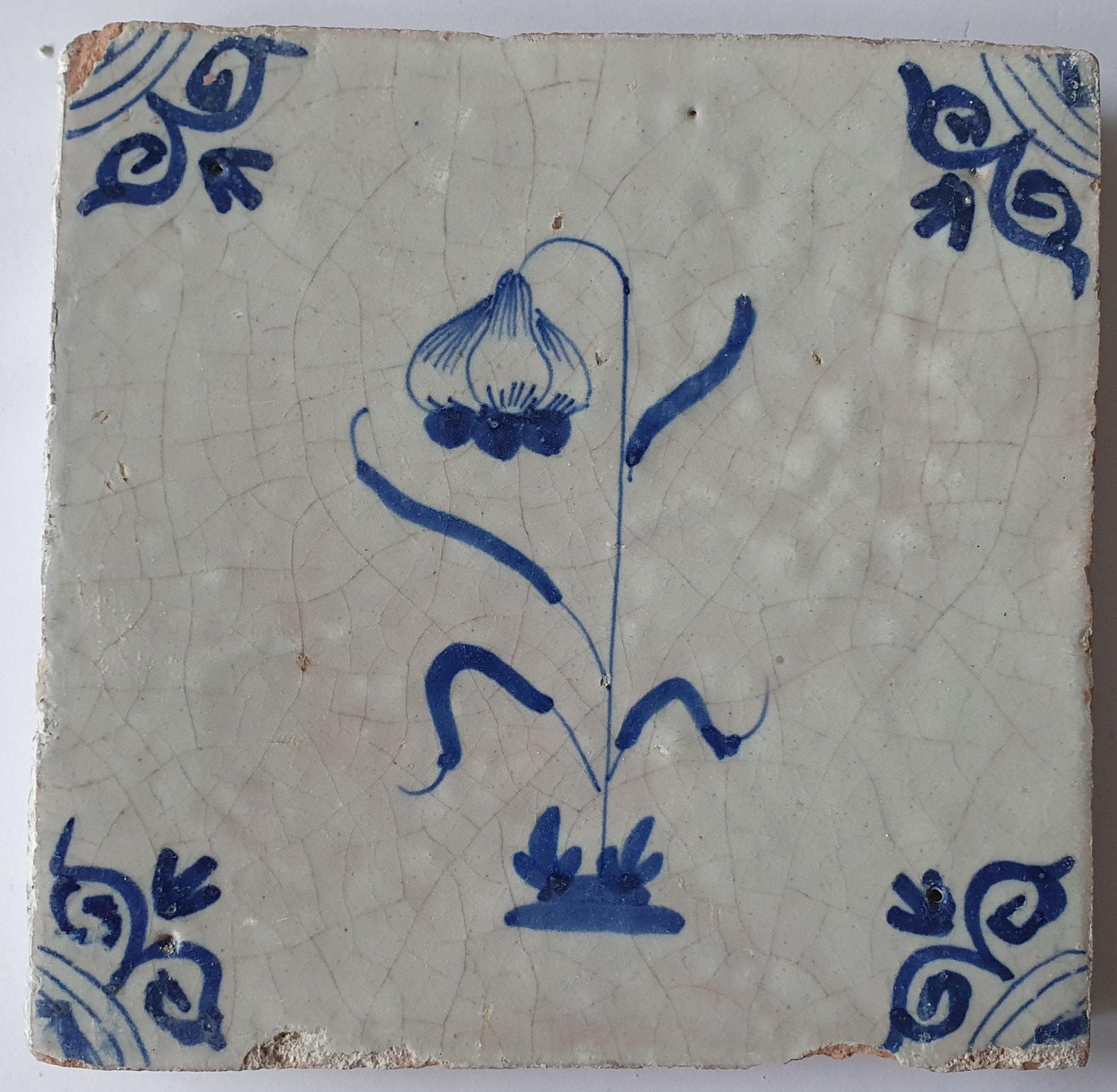 Deze  Delftse tegel toont een fraai geschilderde bloem en het blauw,  antieke Delft Blue Dutch 17e eeuw, verzameltegel, backsplash.