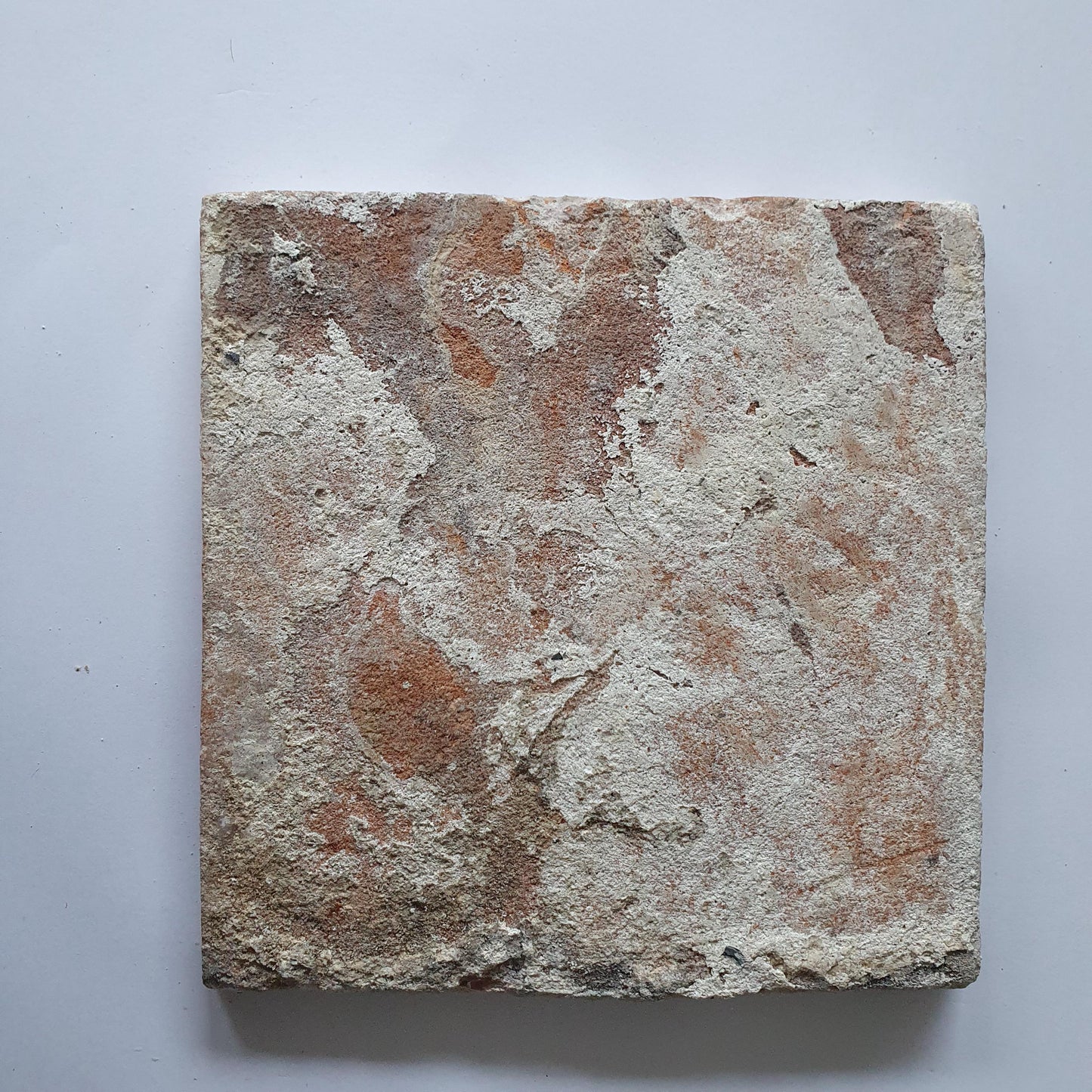 Deze  Delftse tegel toont een fraai geschilderde bloem en het blauw,  antieke Delft Blue Dutch 17e eeuw, verzameltegel, backsplash.