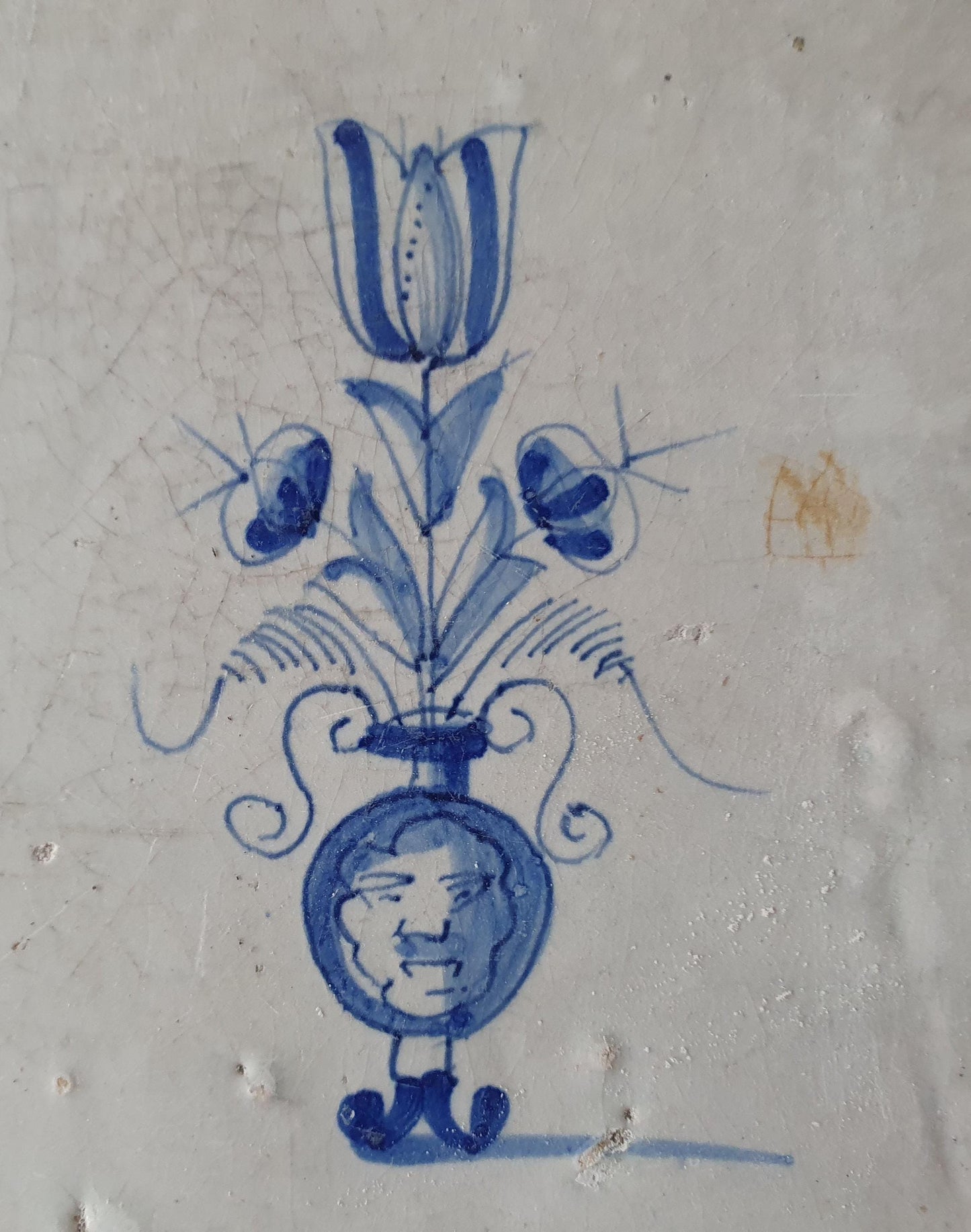 Antieke Delftse tegel met een Bacchus bloempot ,  antieke Delft Blue Dutch 17e eeuw, verzameltegel, backsplash, fireplace