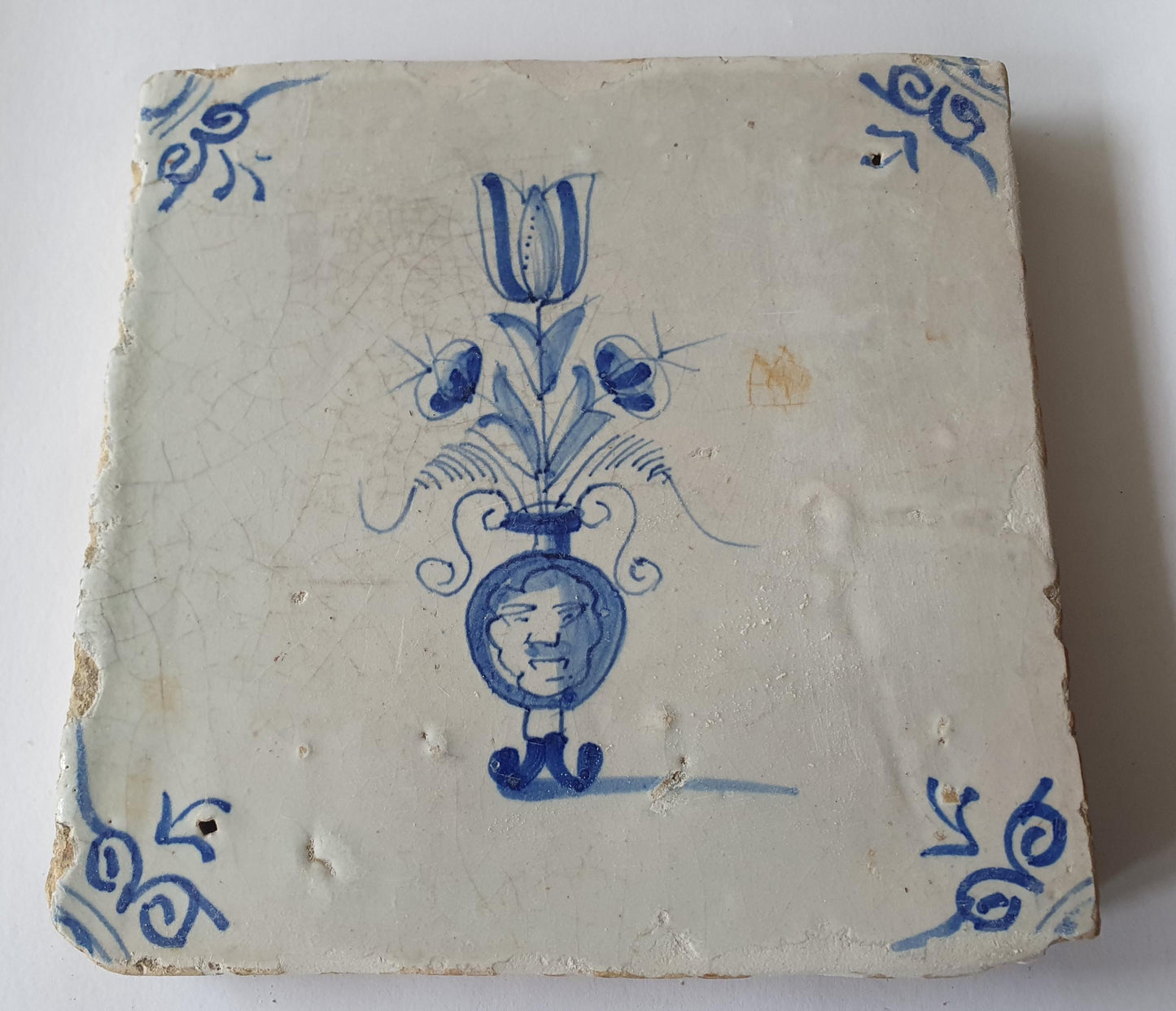 Antieke Delftse tegel met een Bacchus bloempot ,  antieke Delft Blue Dutch 17e eeuw, verzameltegel, backsplash, fireplace