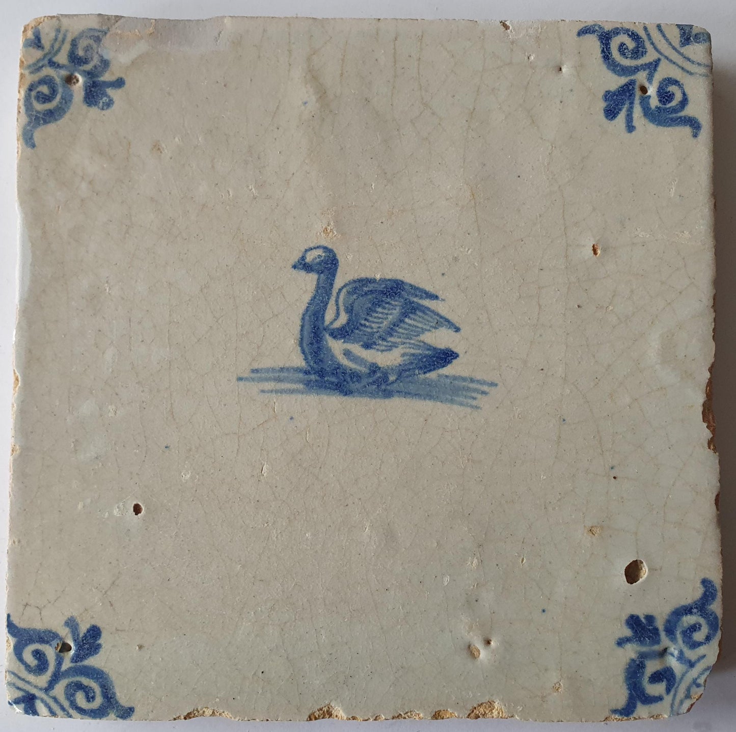 Delftse tegel met een  zwaan in het blauw; antieke Delft Blue Dutch 17e eeuw, verzameltegel, backsplash, fireplace