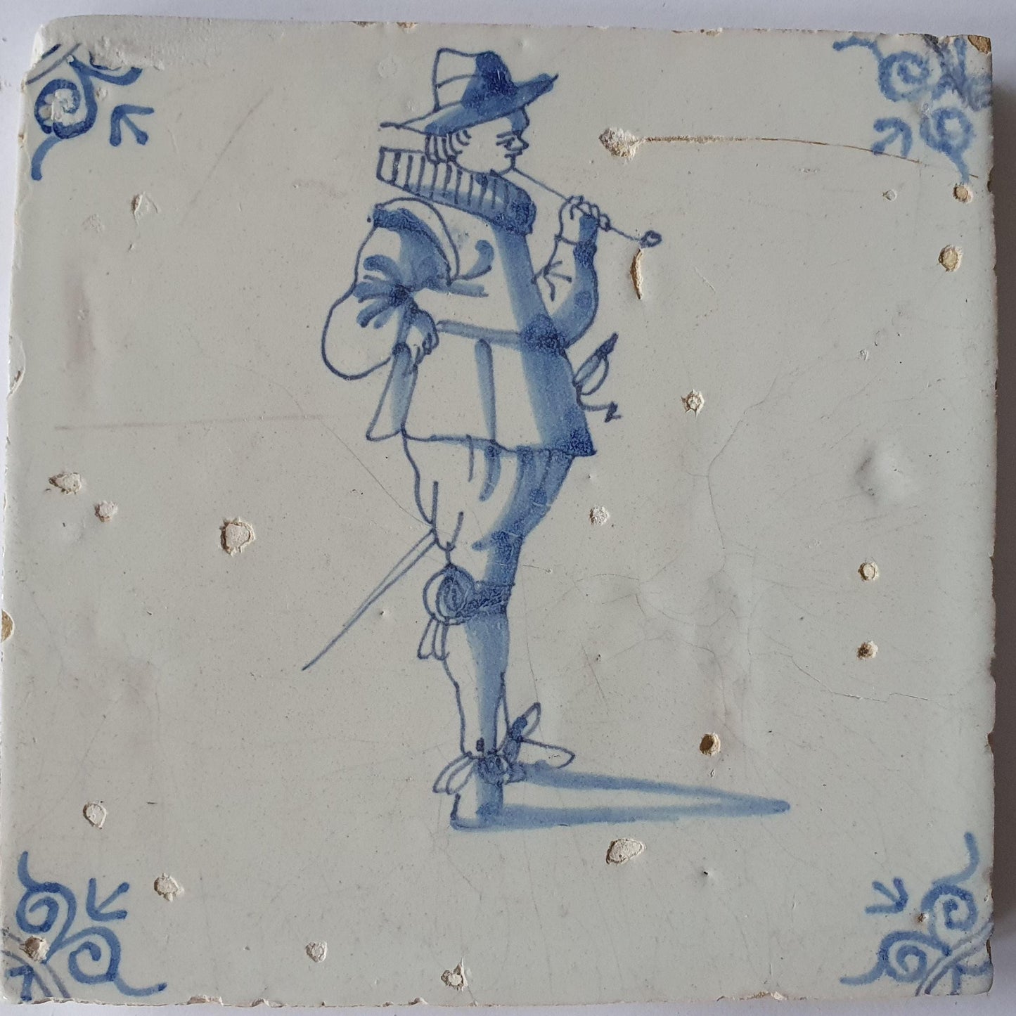 Delftse tegel dateert van rond 1640 en toont een heer die een lange tabakspijp rookt. ; 17e eeuw, verzameltegel, backsplash, fireplace