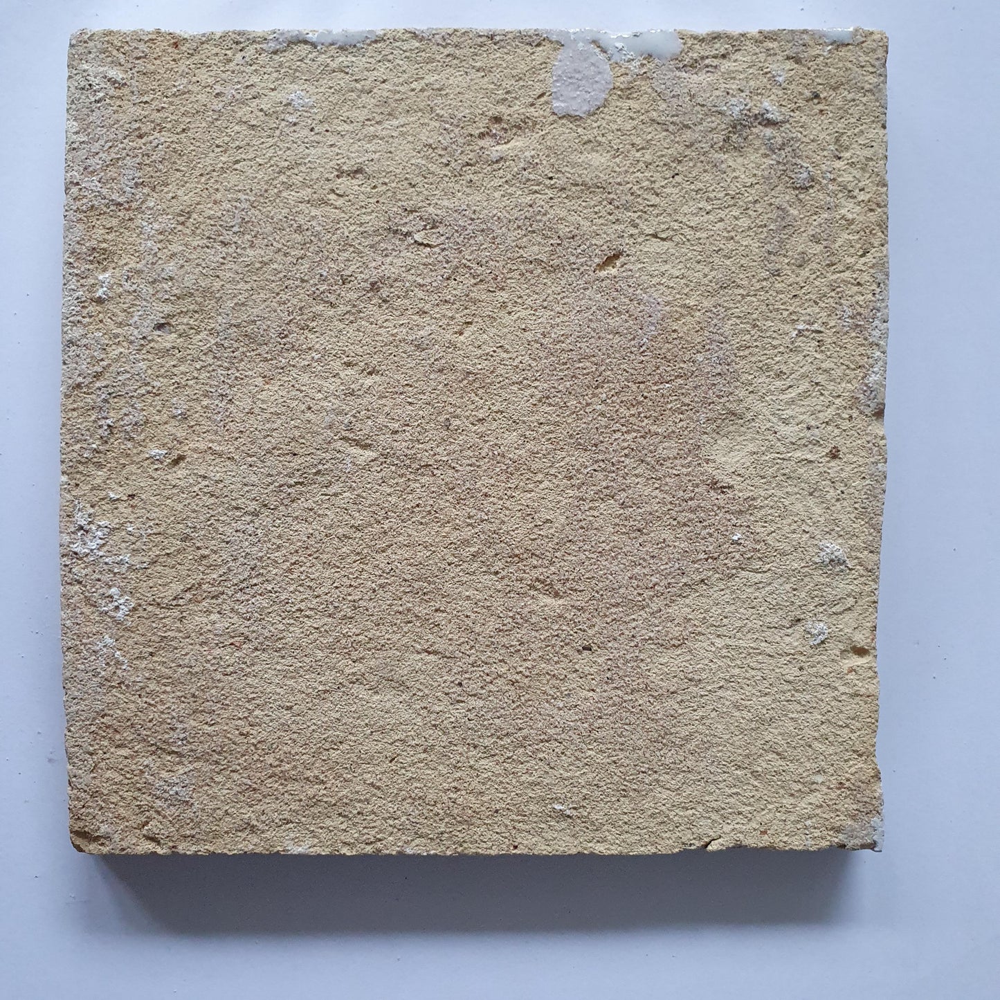 Delftse tegel dateert van rond 1640 en toont een heer die een lange tabakspijp rookt. ; 17e eeuw, verzameltegel, backsplash, fireplace