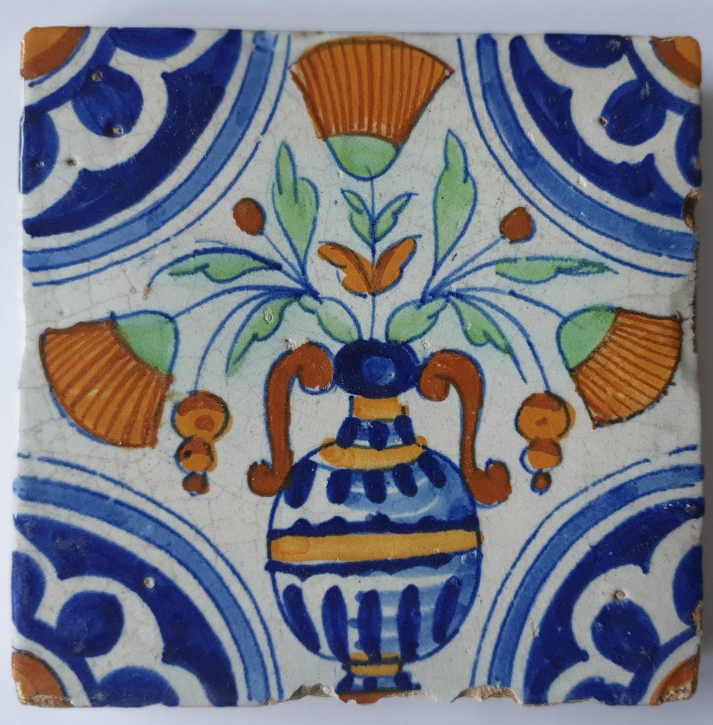 Delftse tegel toont een kleurrijke, grote pot met bloemen, polychroom; antieke Delft Blue Dutch 17e eeuw, verzameltegel, backsplash