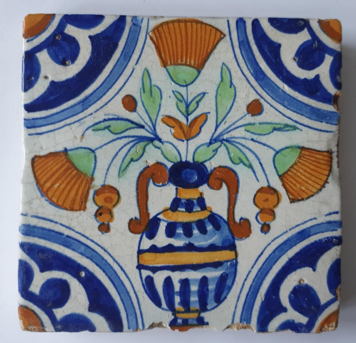 Delftse tegel toont een kleurrijke, grote pot met bloemen, polychroom; antieke Delft Blue Dutch 17e eeuw, verzameltegel, backsplash