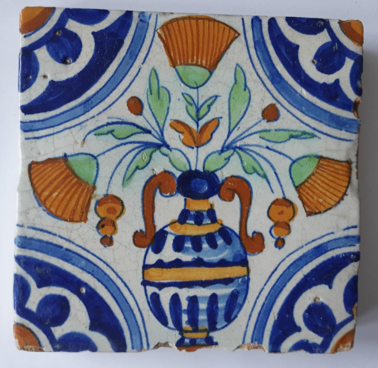 Delftse tegel toont een kleurrijke, grote pot met bloemen, polychroom; antieke Delft Blue Dutch 17e eeuw, verzameltegel, backsplash