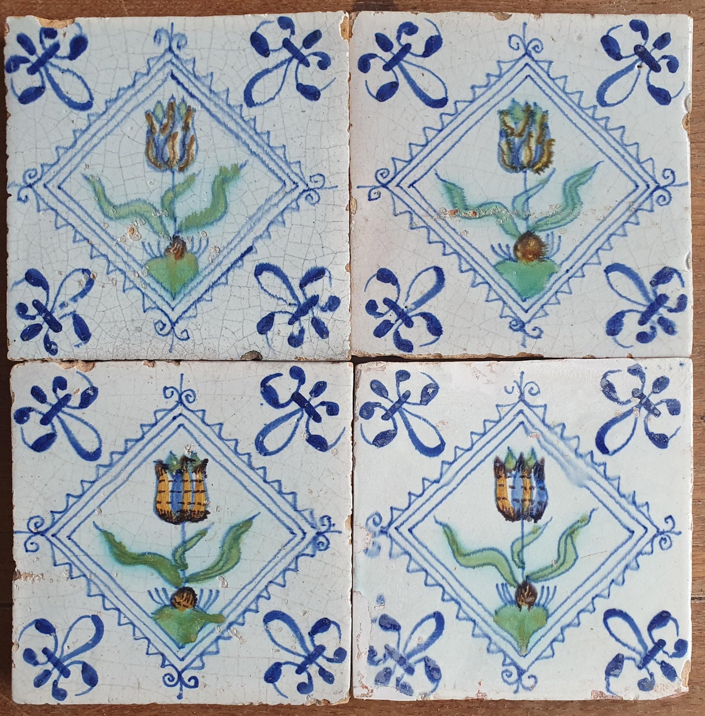 4 antieke Delftse tulptegels, polychrome kwadraattegels, 1e helft van de 17e eeuw. Delft Blue Dutch tulip tiles, verzameltegel, backsplash