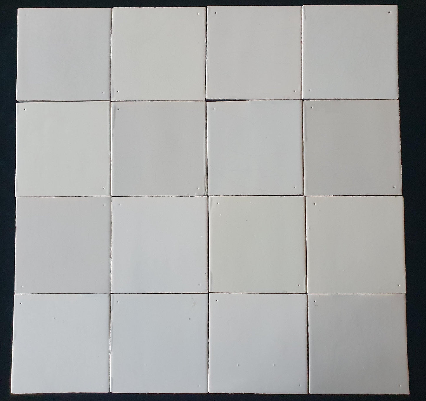 Set van 16  ‘All-in mix’ combineert al onze negen klassieke witte tegelkleuren, tilepanel wandtegels voor backsplash of fireplace.