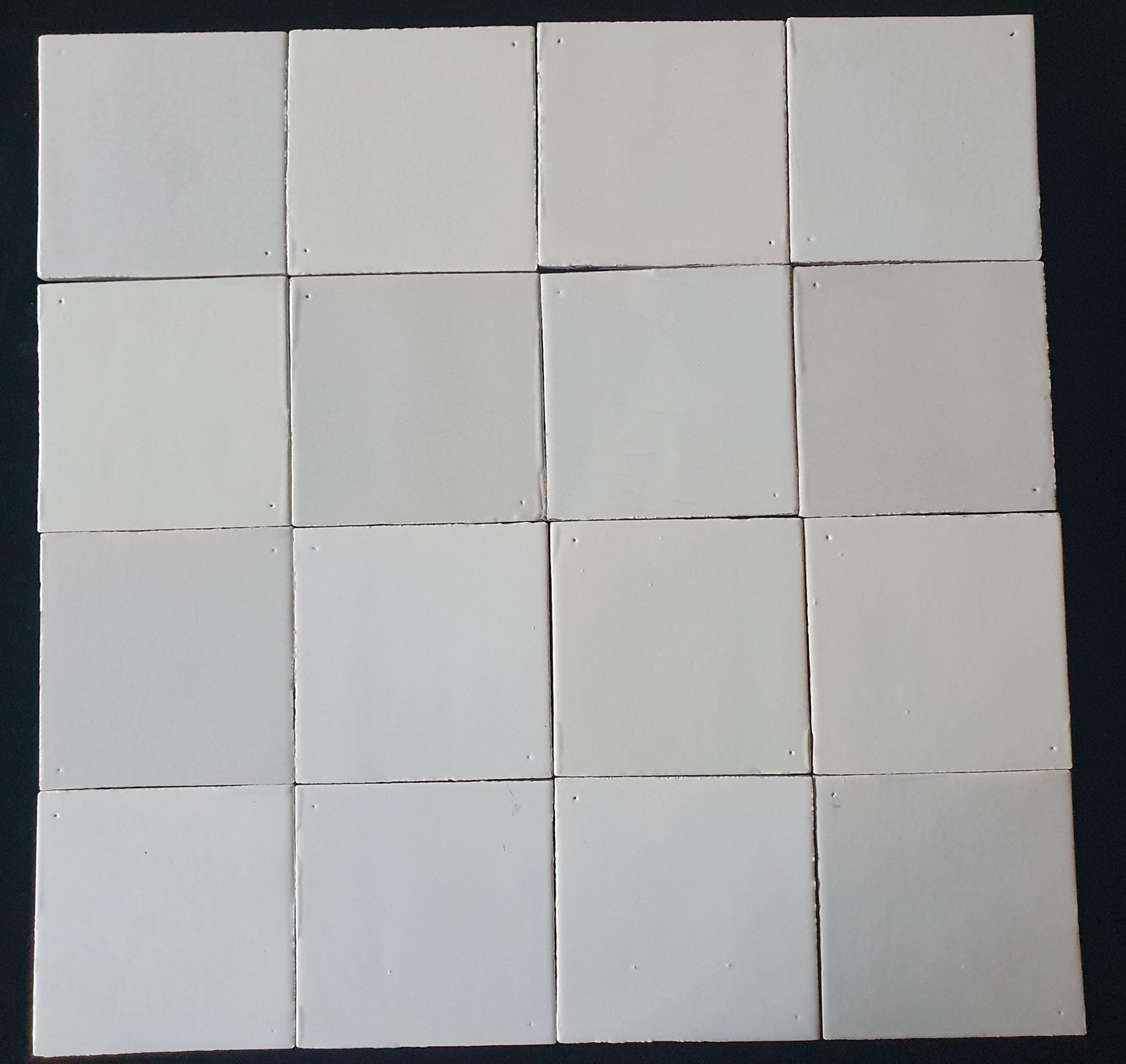 Set van 16  ‘All-in mix’ combineert al onze negen klassieke witte tegelkleuren, tilepanel wandtegels voor backsplash of fireplace.