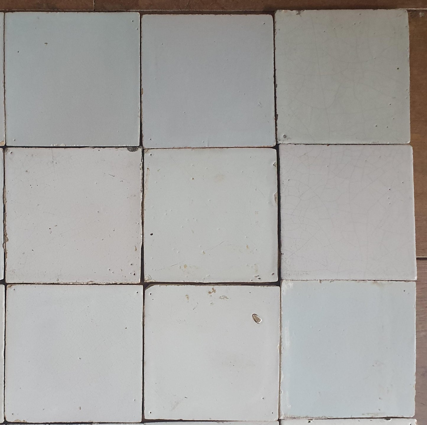 Een set van 30 antieke witte Delfte tegels 18e/19e eeuw. Nederlands Delfts blauw, , wandtegels voor backsplash of fireplace.