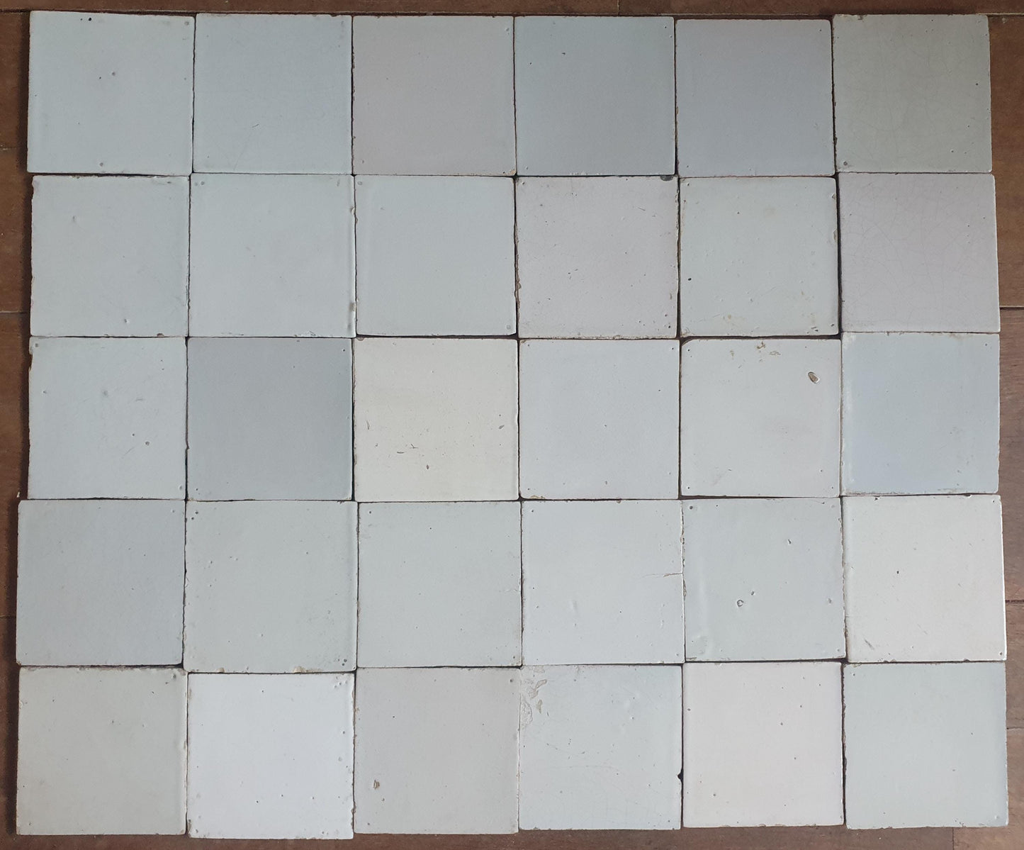 Een set van 30 antieke witte Delfte tegels 18e/19e eeuw. Nederlands Delfts blauw, , wandtegels voor backsplash of fireplace.