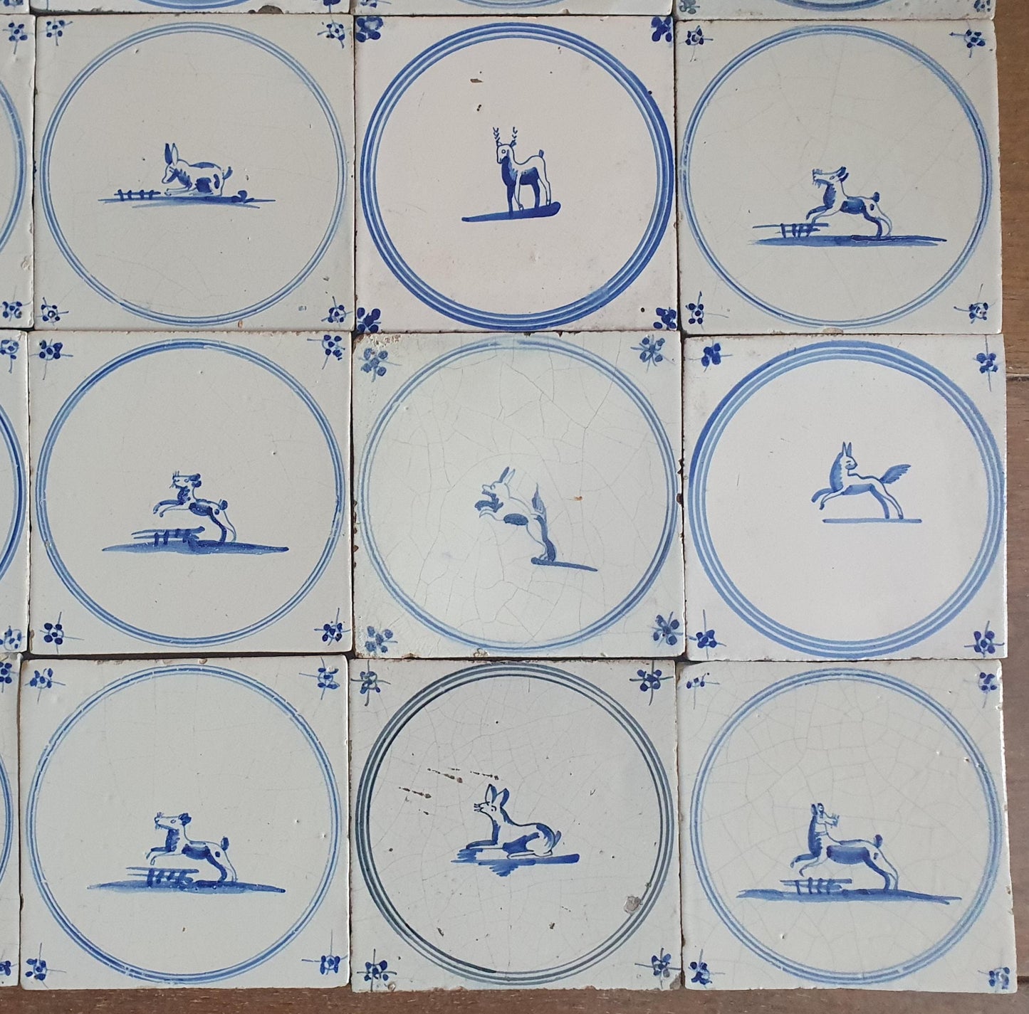 Een set van 25 antieke 18e/19e eeuw Delfte tegels. Nederlands Delfts blauw, tilepanel cirkeltegels met dieren, wandtegels voor backsplash of fireplace
